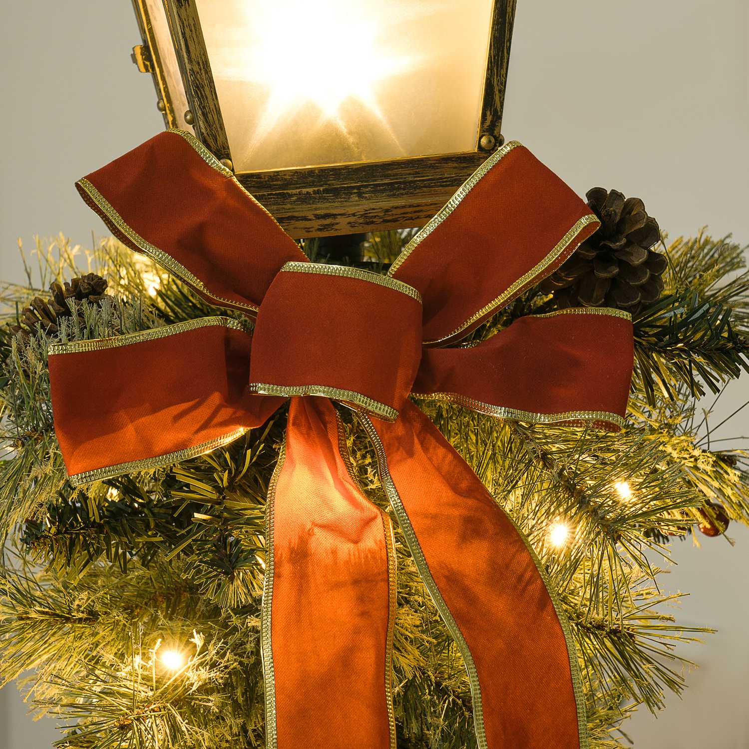 Metalljullykta med LED Fairy Lights, kottar och rosett