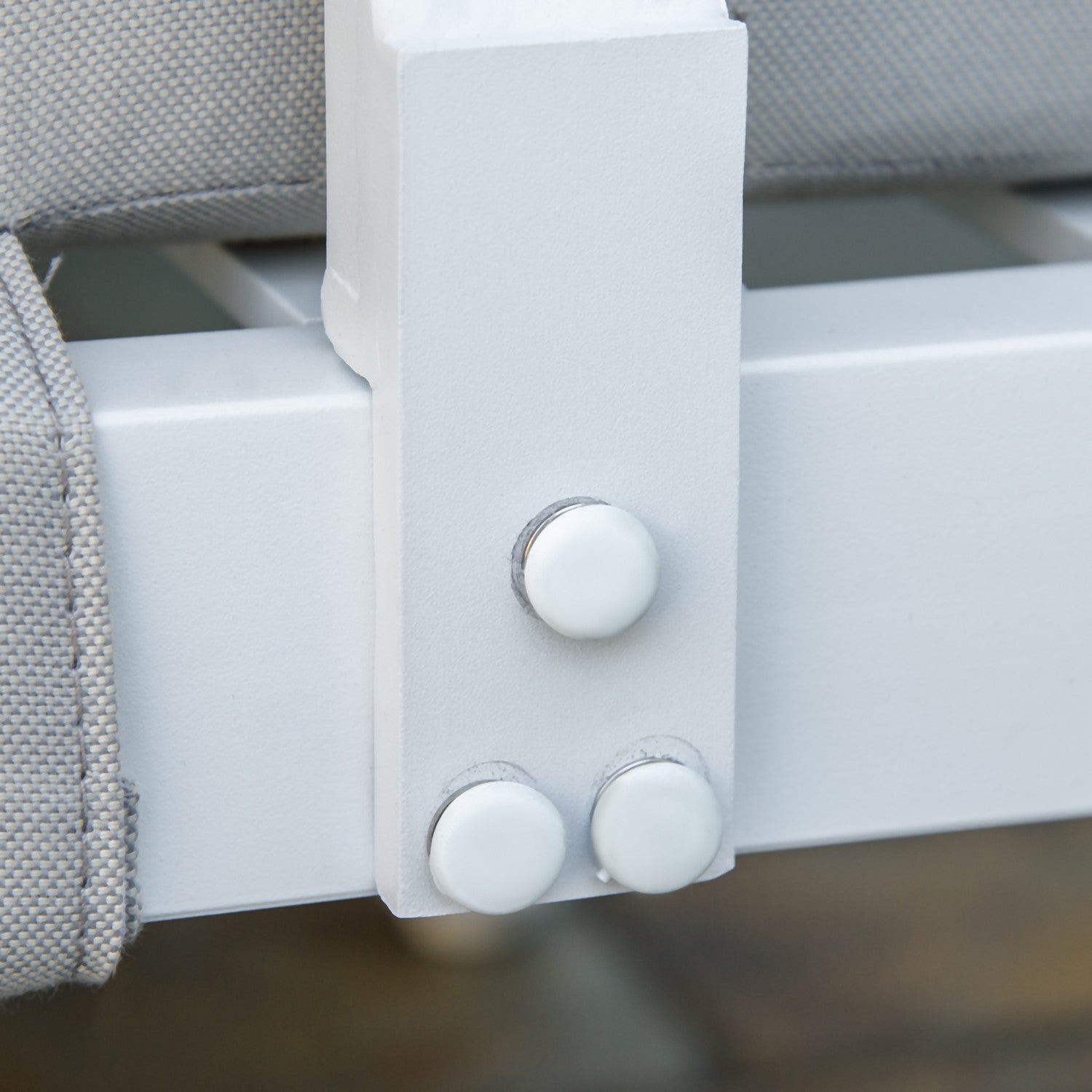 Trädgårdssoffset i aluminium utomhus med vadderat sidobord