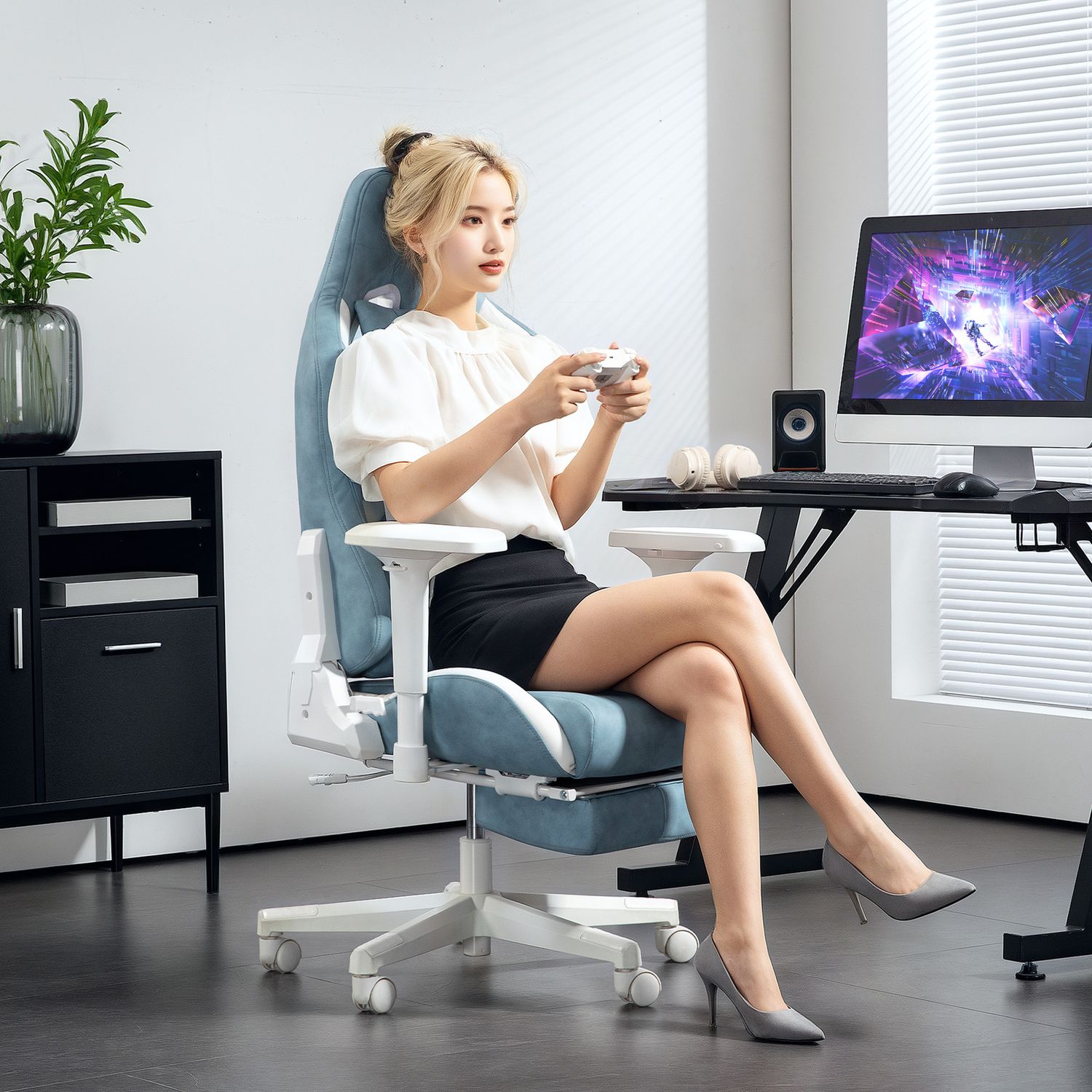 Blå Ergonomisk spelstol, liggande med fotstöd och kuddar