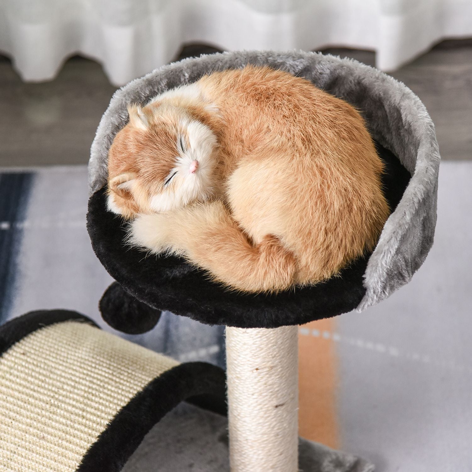 Kattskrapstolpe med sisal, lekbollar, svart, 35,5x37x46 cm