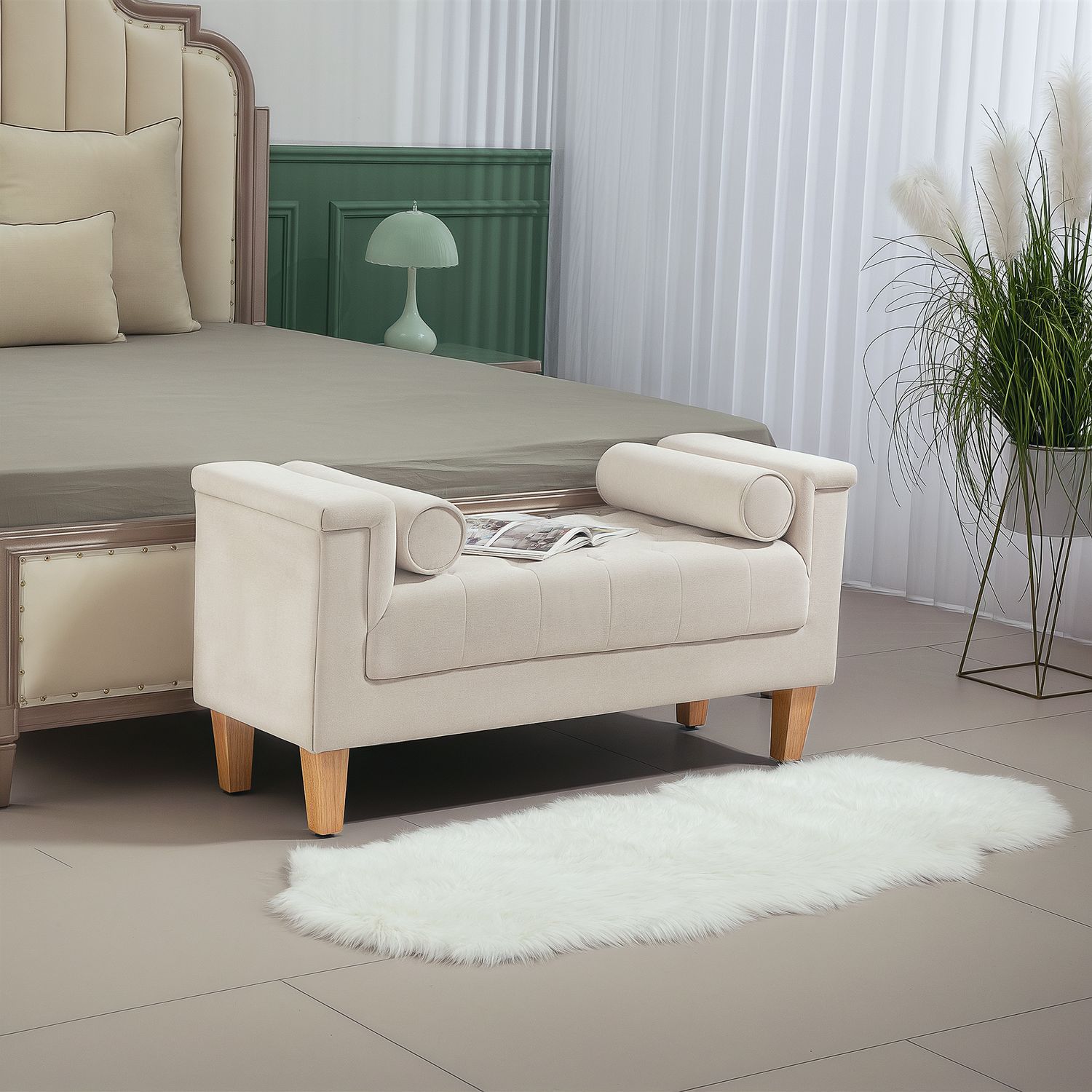 Chenille klädd bänk med armstöd och kuddar, beige