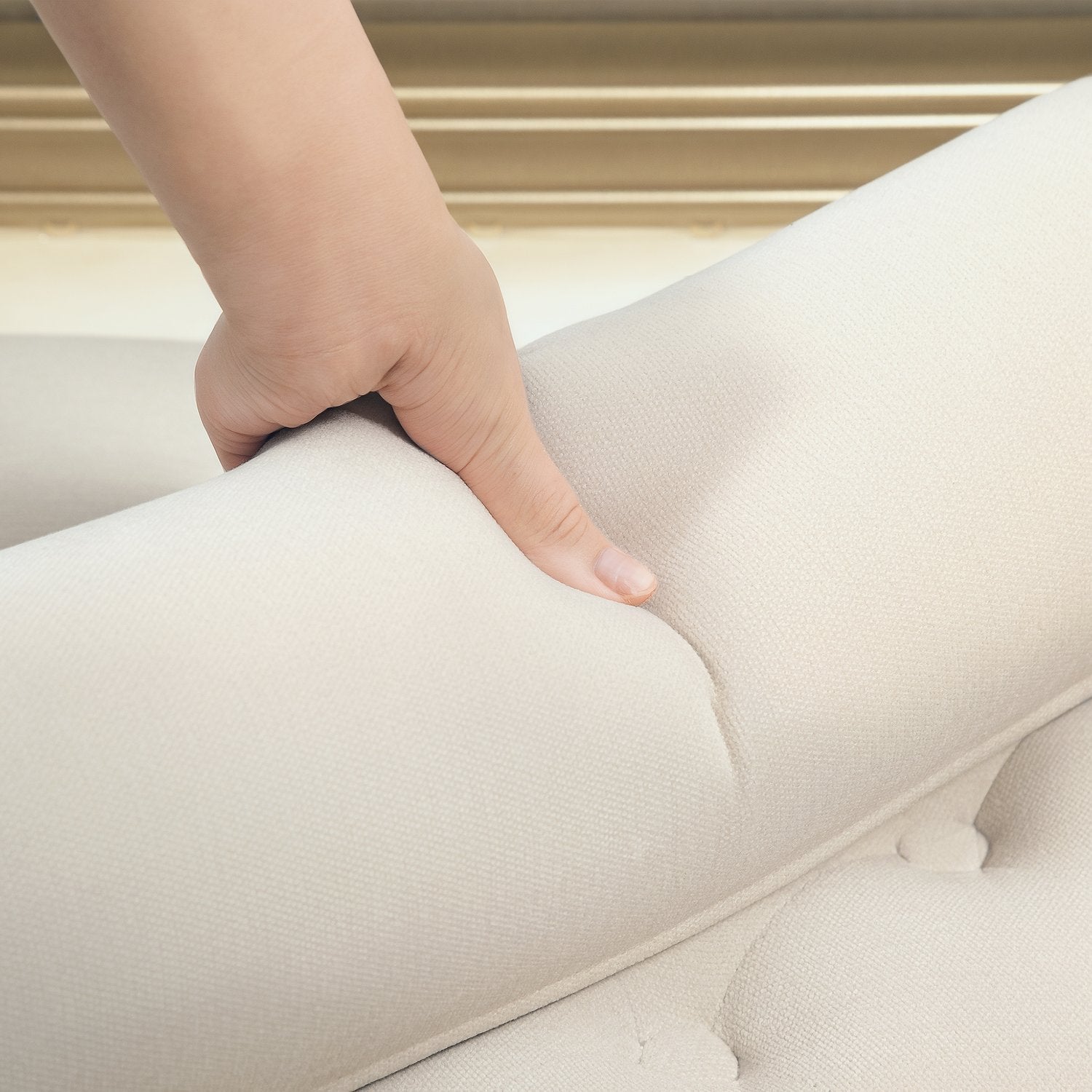 Chenille klädd bänk med armstöd och kuddar, beige