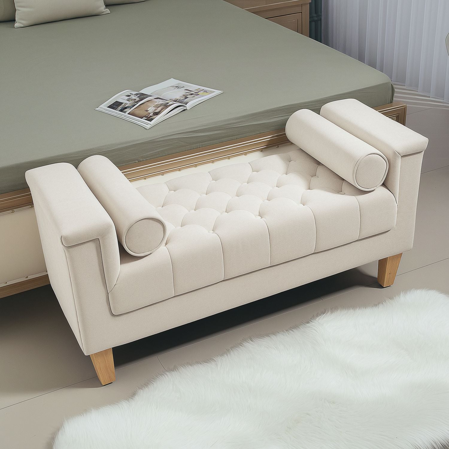 Chenille klädd bänk med armstöd och kuddar, beige