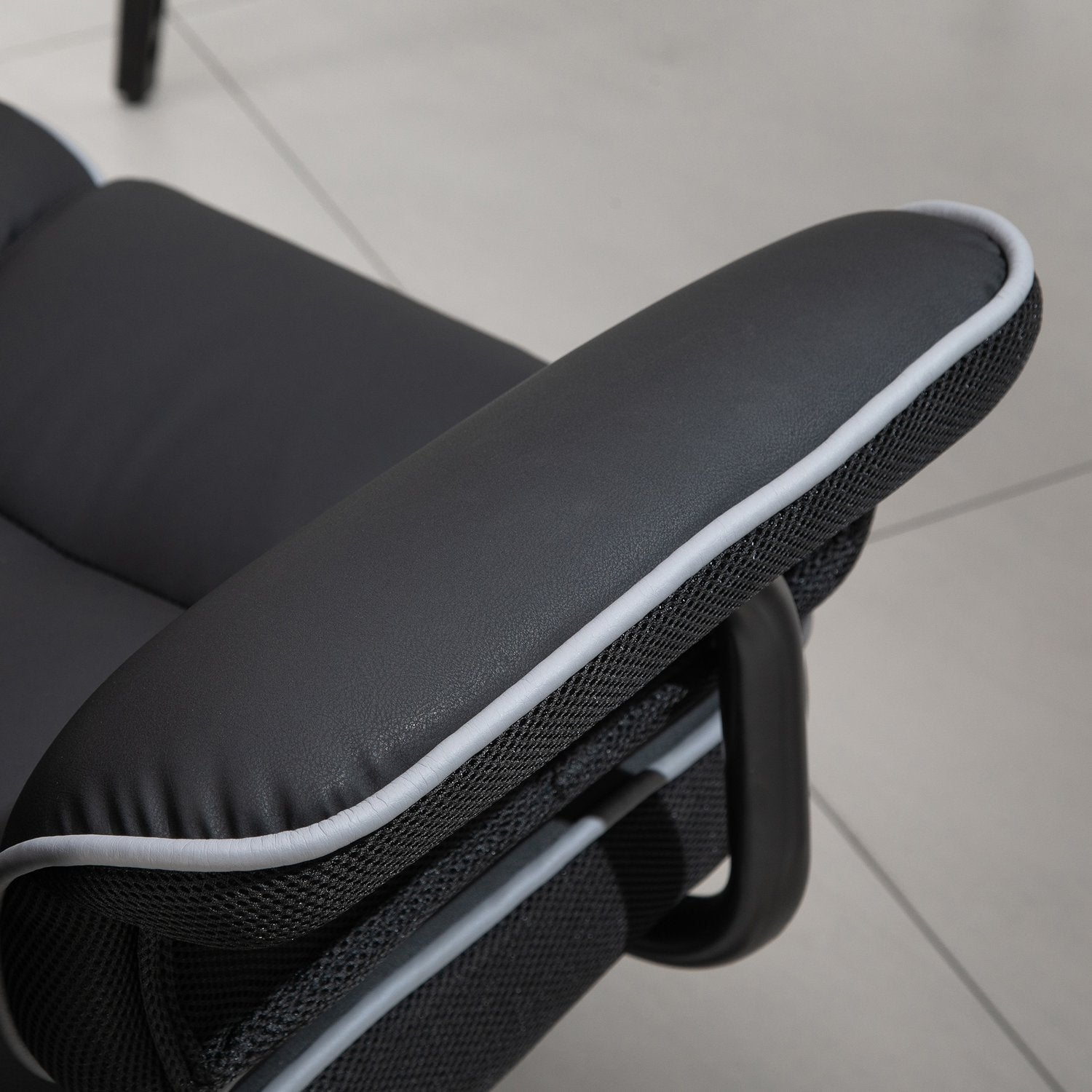 Ergonomisk kontorsstol i svart konstläder, justerbar med armstöd