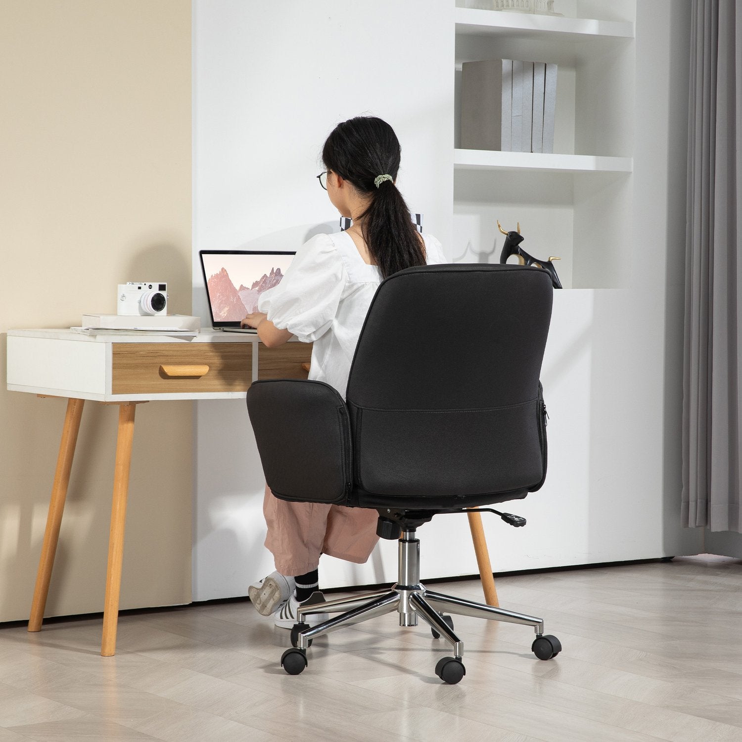Ergonomisk vridbar kontorsstol, justerbar höjd, svart mikrofiber