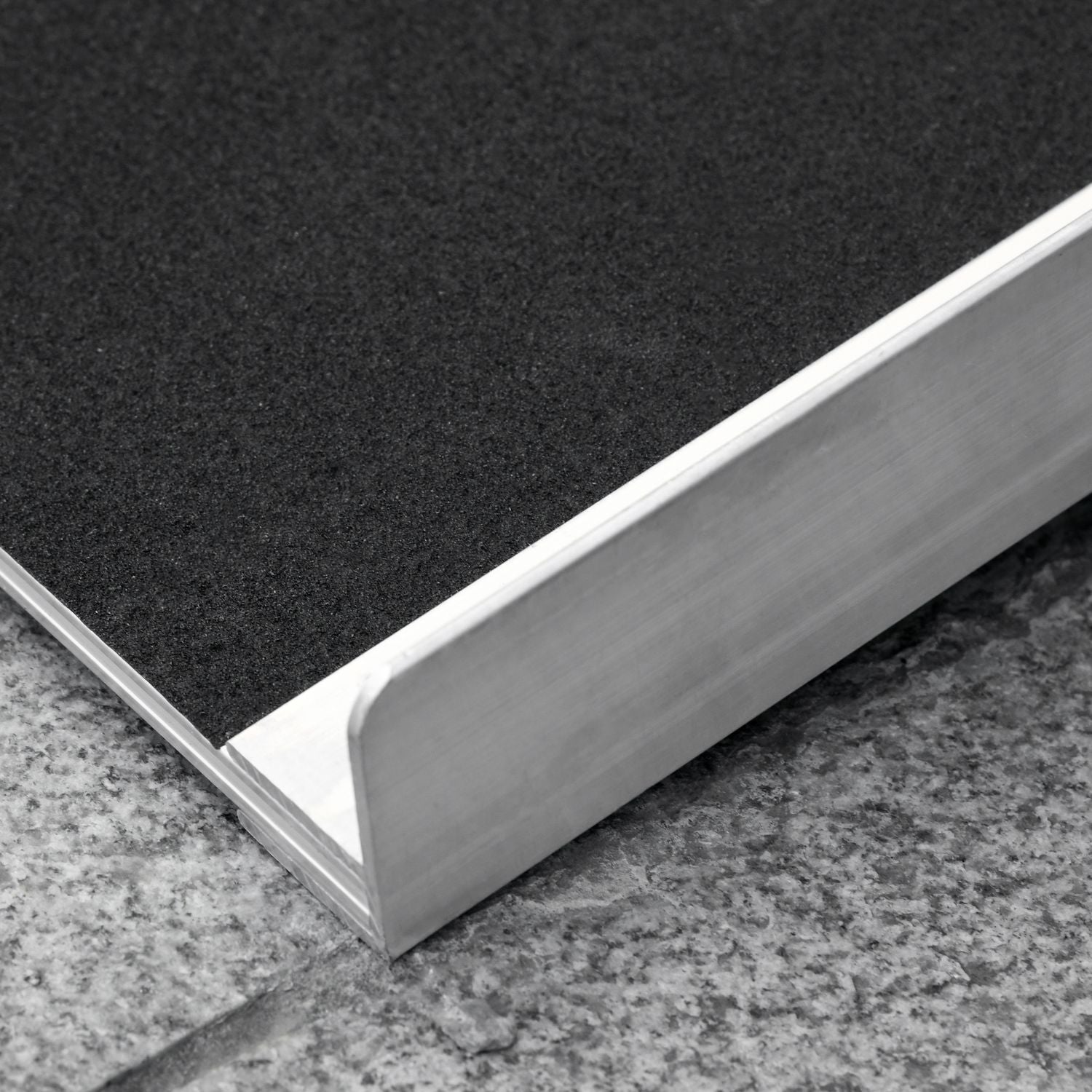 Fällbar rullstolsramp, kapacitet 270 kg, 93x73 cm