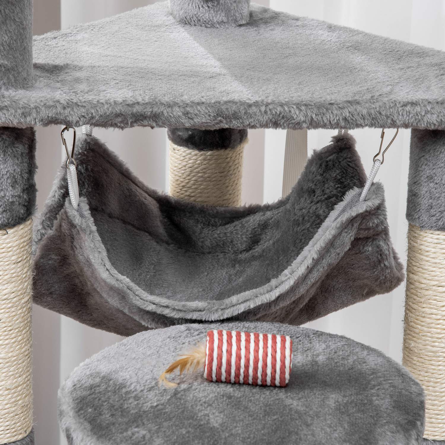 Grått kattträd med skrapstolpe, klättertorn och hängmatta