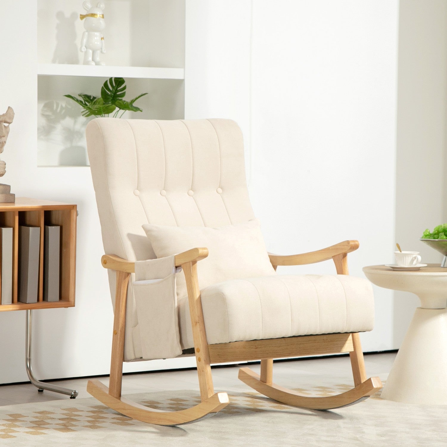 Beige gungstol i linne med svankkudde och ficka