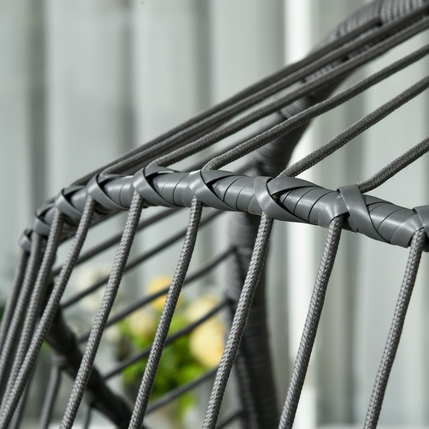 Hängande gungstol, rottinglook med kudde & mugghållare