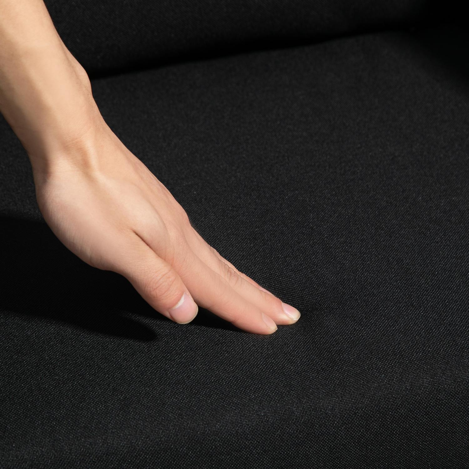 Justerbar svart loungestol – metallram, armstöd, kudde