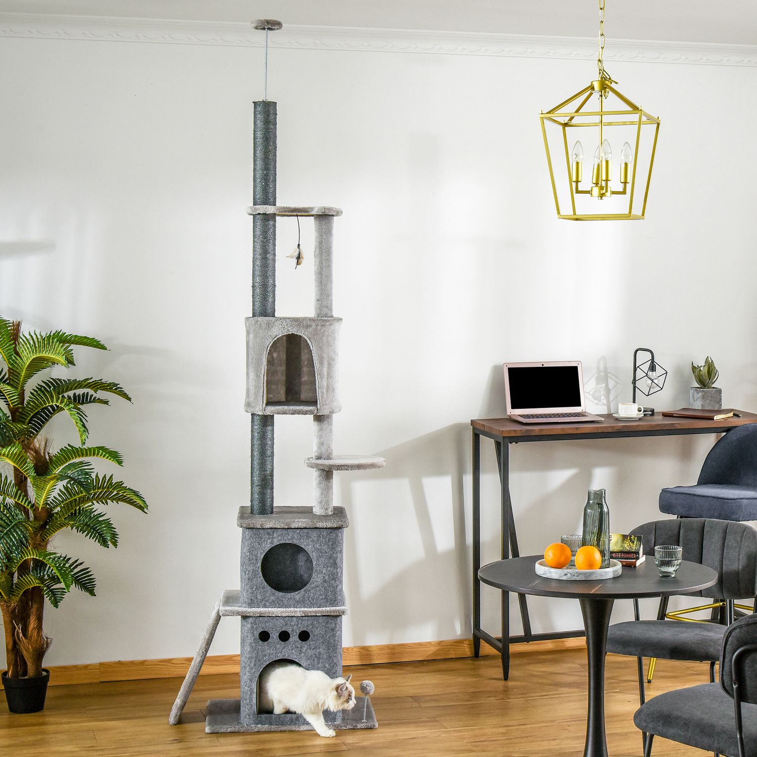 Kattträd med högt i tak med leksaker, sisalplysch, justerbar