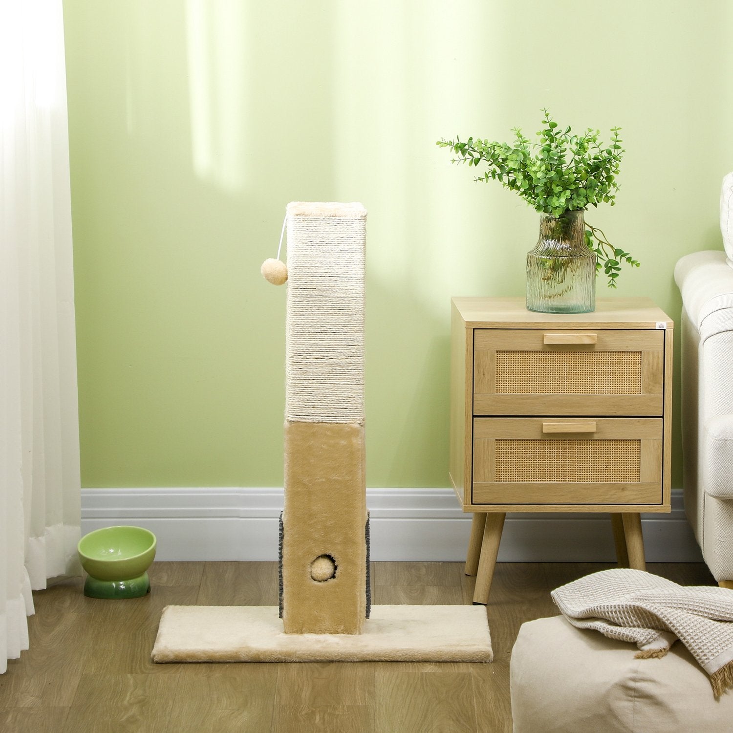 Beige kattskrapstolpe, jutematerial, med lekboll