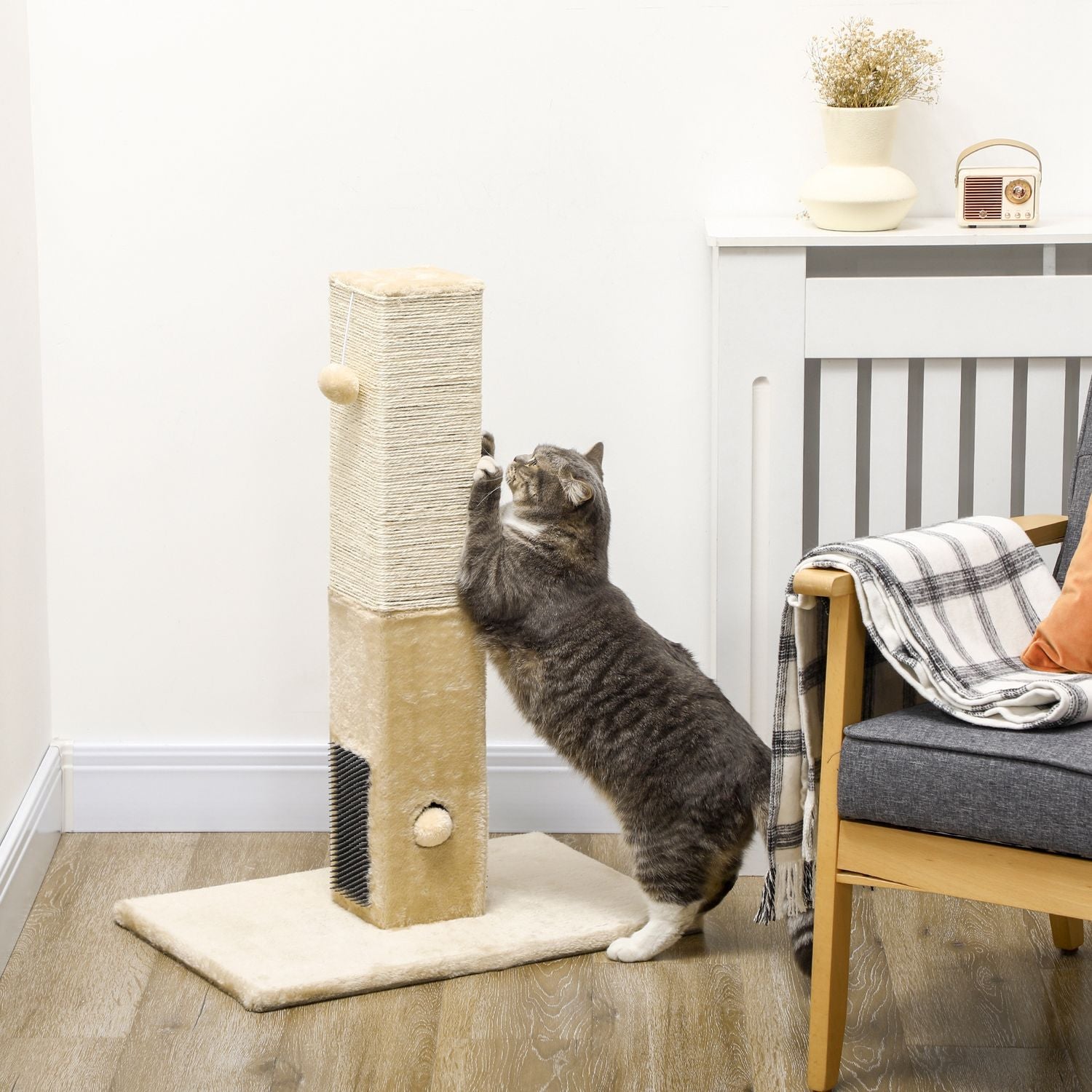 Beige kattskrapstolpe, jutematerial, med lekboll