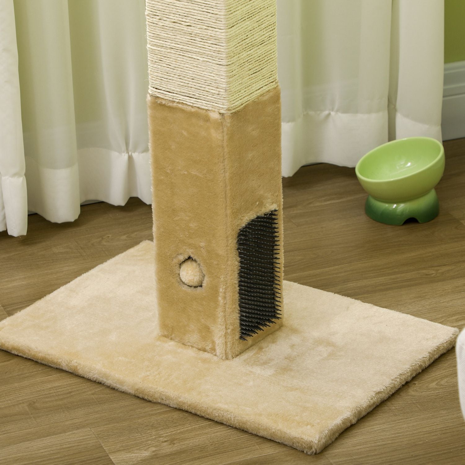 Beige kattskrapstolpe, jutematerial, med lekboll