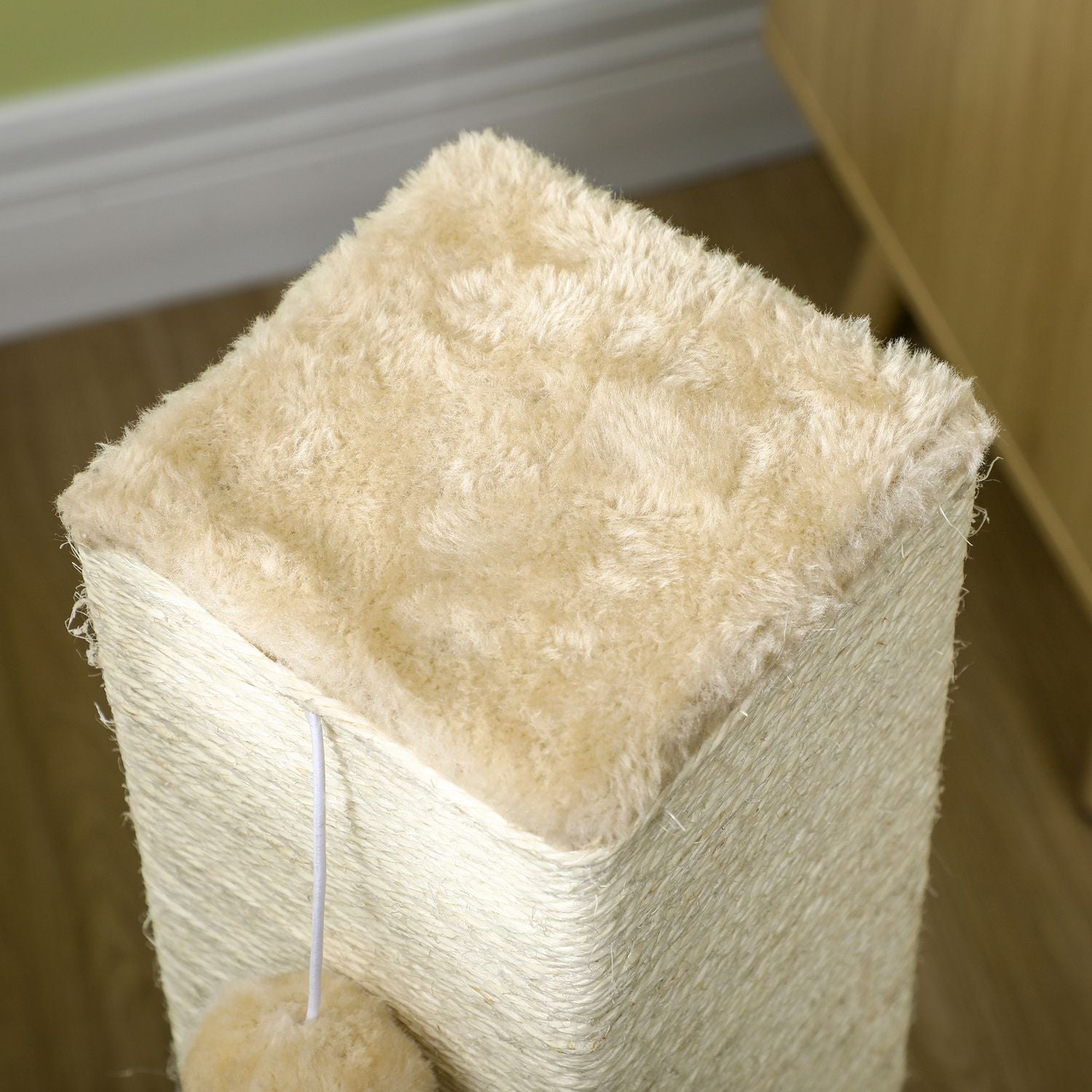 Beige kattskrapstolpe, jutematerial, med lekboll
