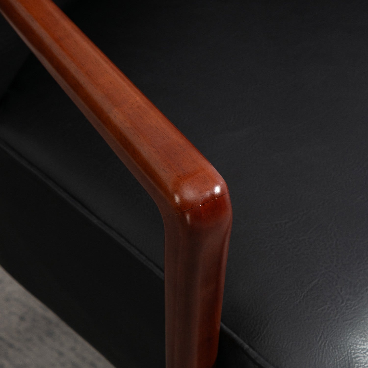 Klädd stol i konstläder, stoppad med armstöd