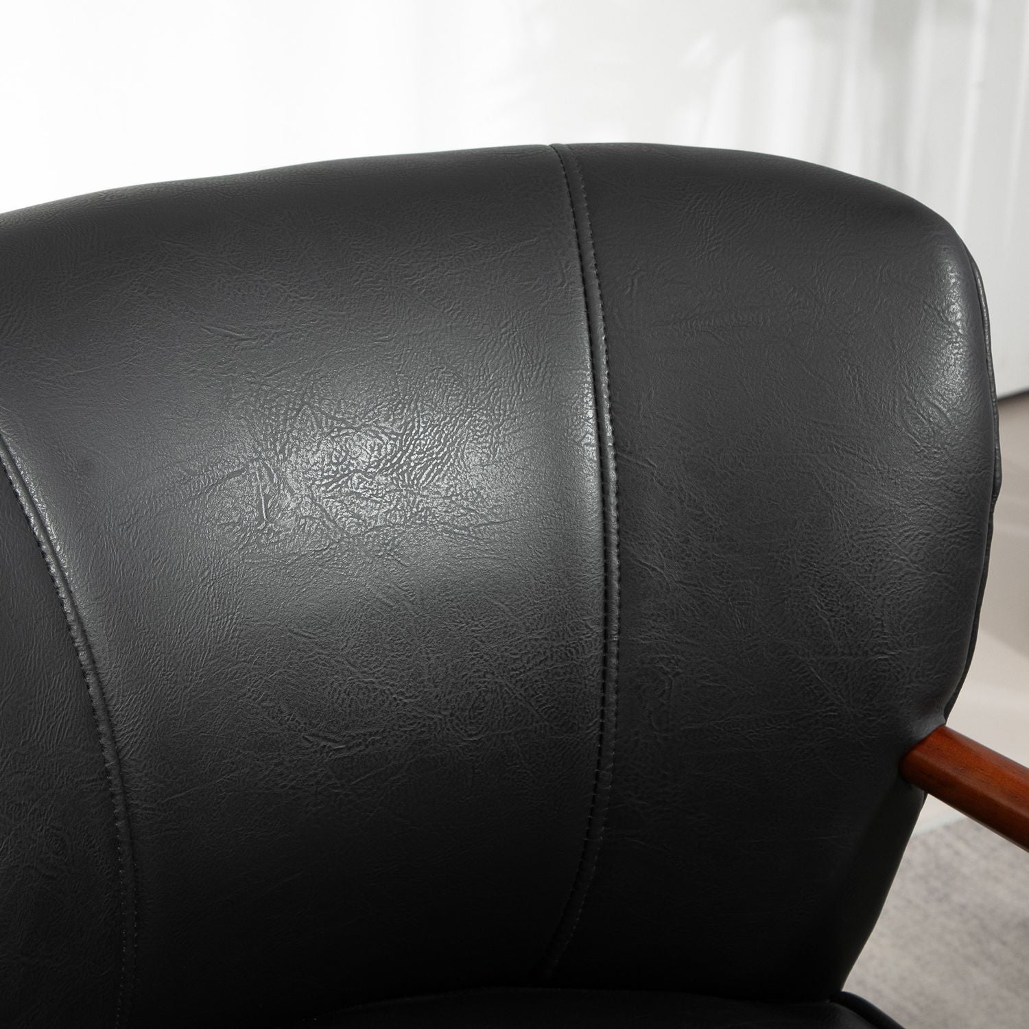 Klädd stol i konstläder, stoppad med armstöd