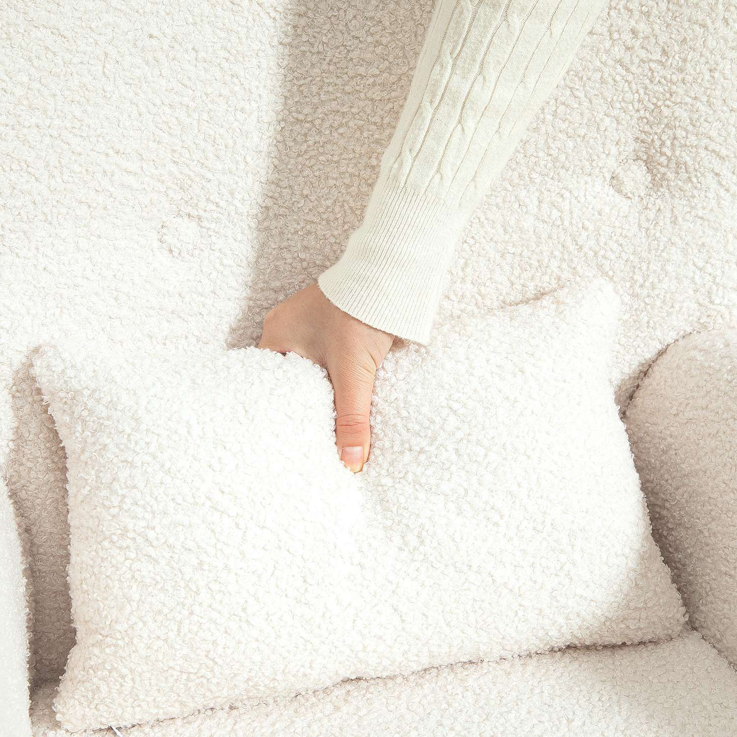 Krämvit gungstol med armstöd & kudde