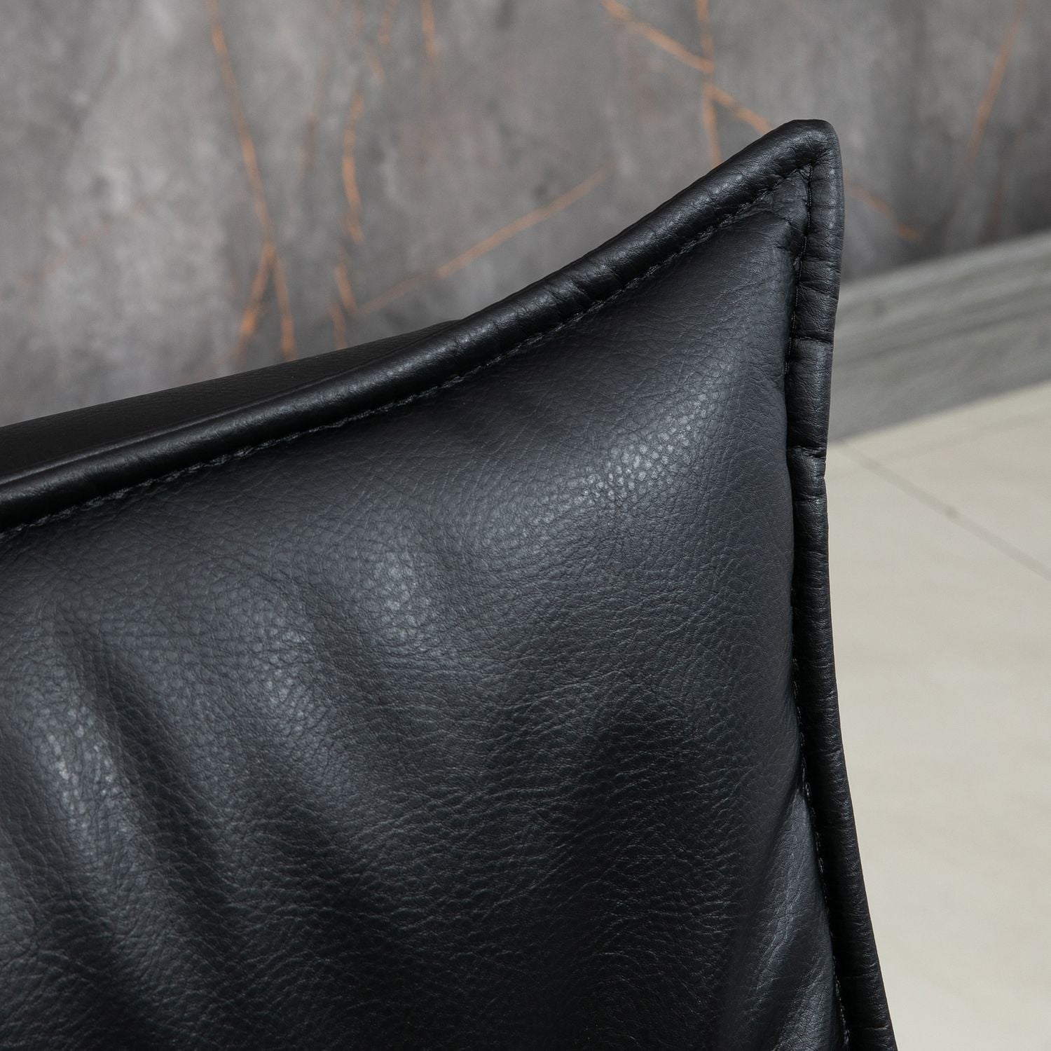 Liggande vridbar fåtölj med pall, konstläder, svart