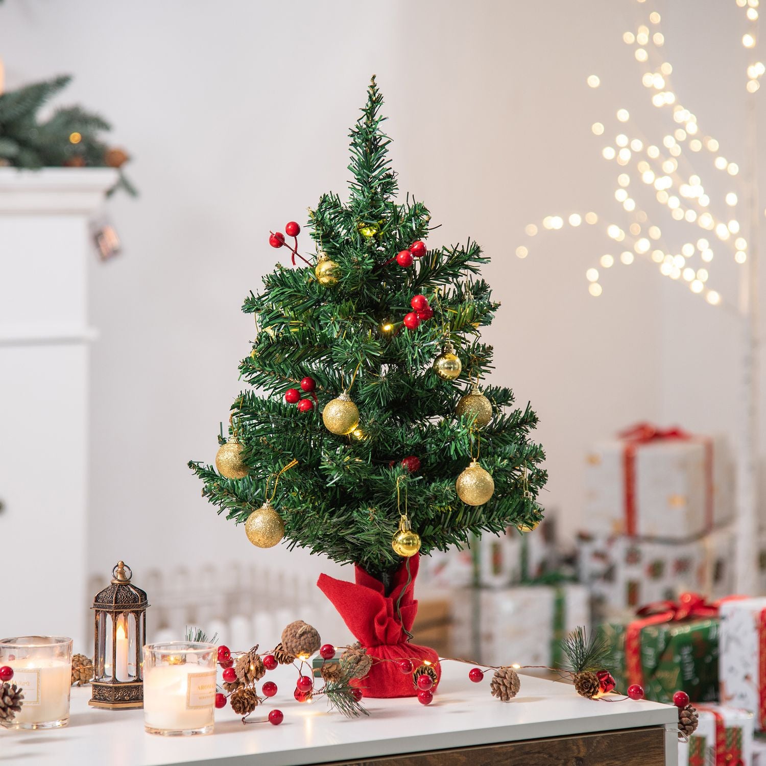 Liten grön julgran med LED-lampor och bär