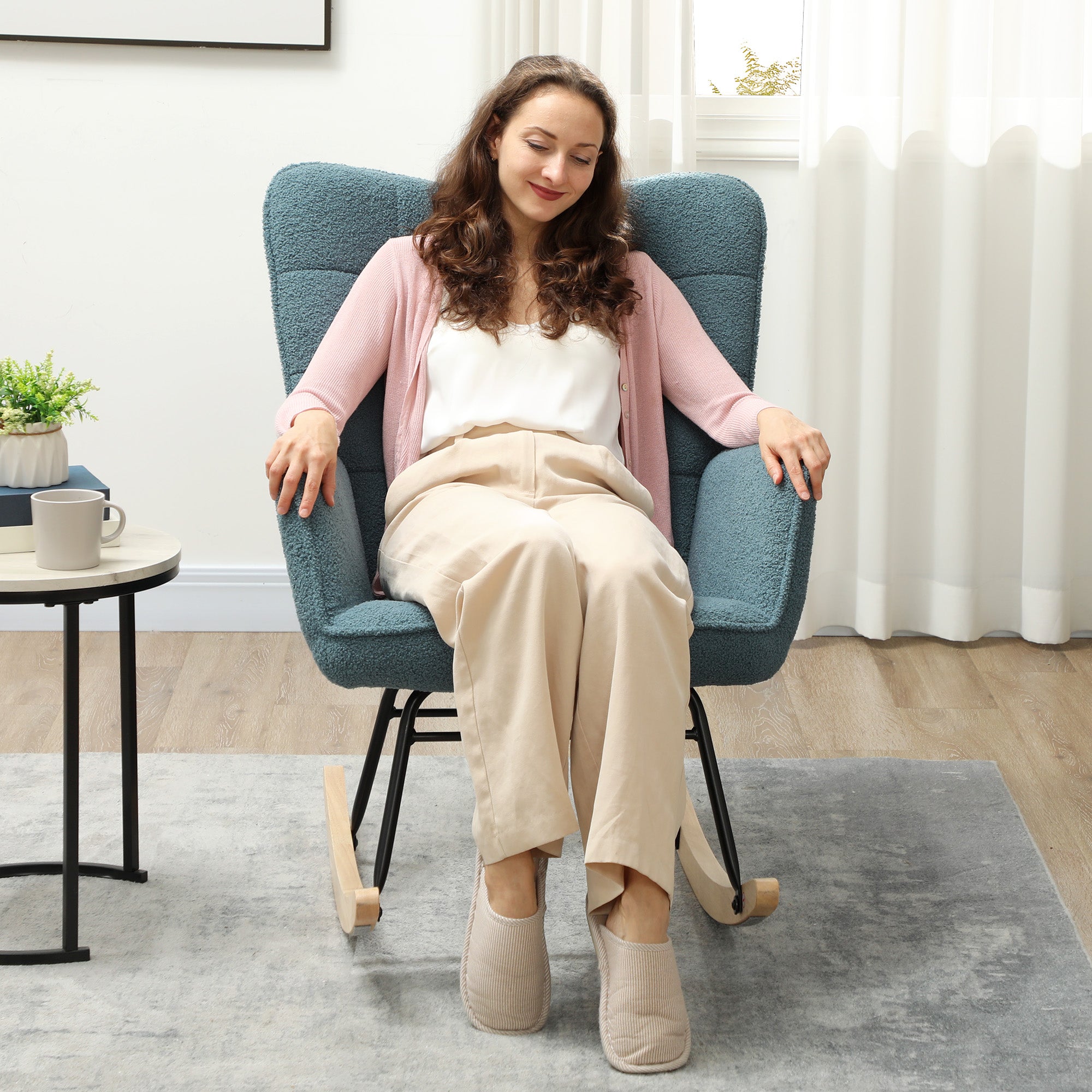 Ljusblå vadderad gungstol med armstöd, 120 kg kapacitet