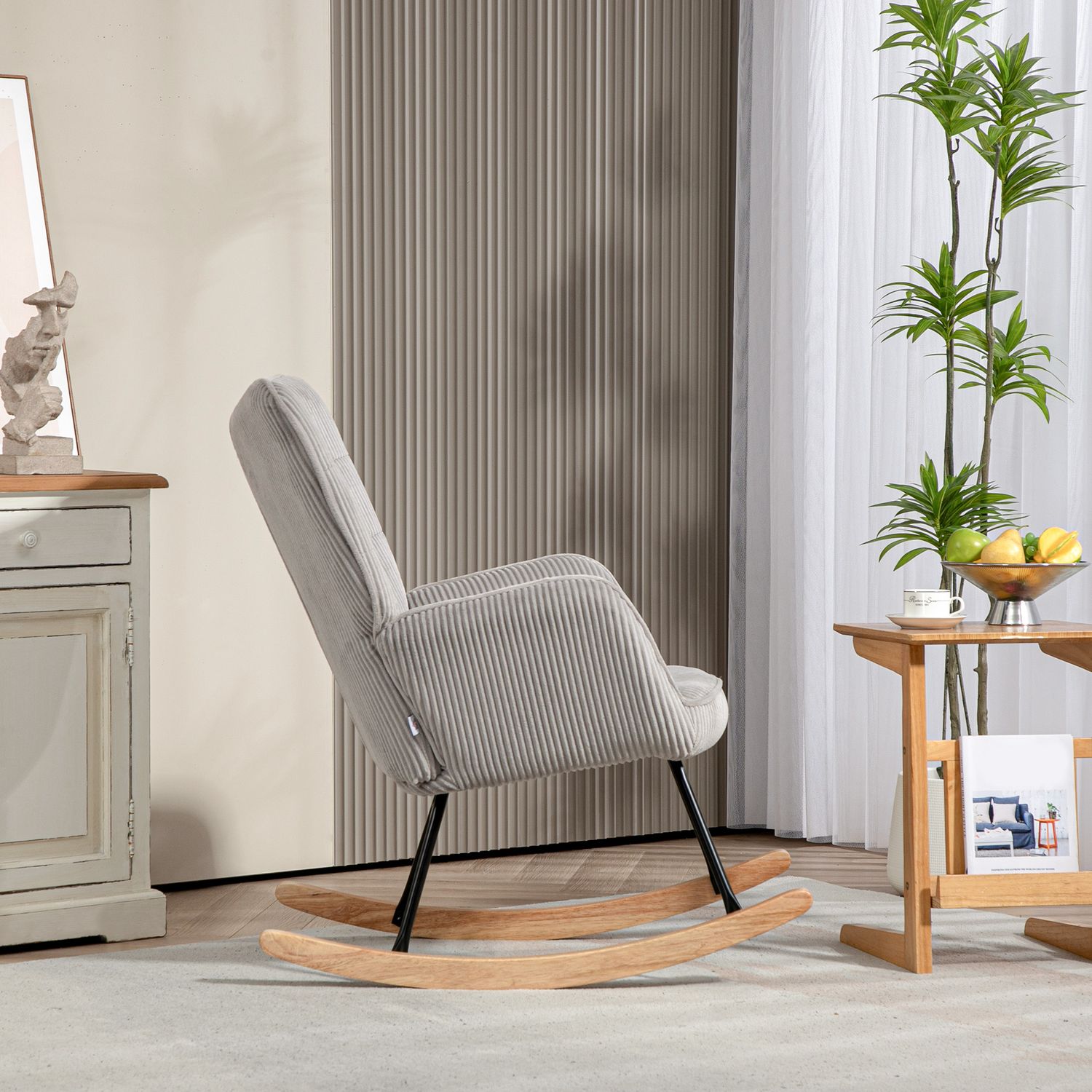 Ljusgrå gungstol med armstöd, trälöpare