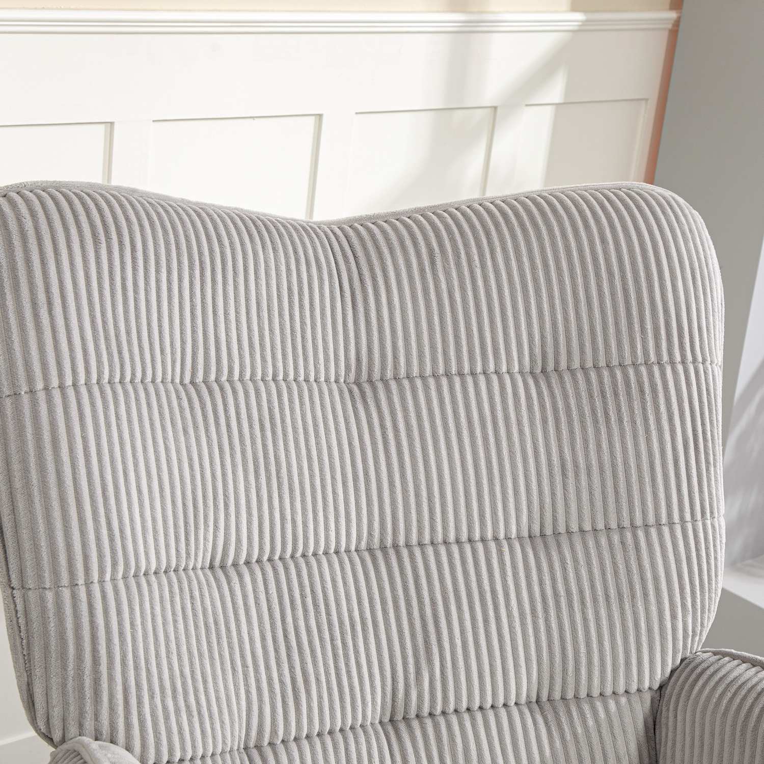 Ljusgrå gungstol med armstöd, trälöpare