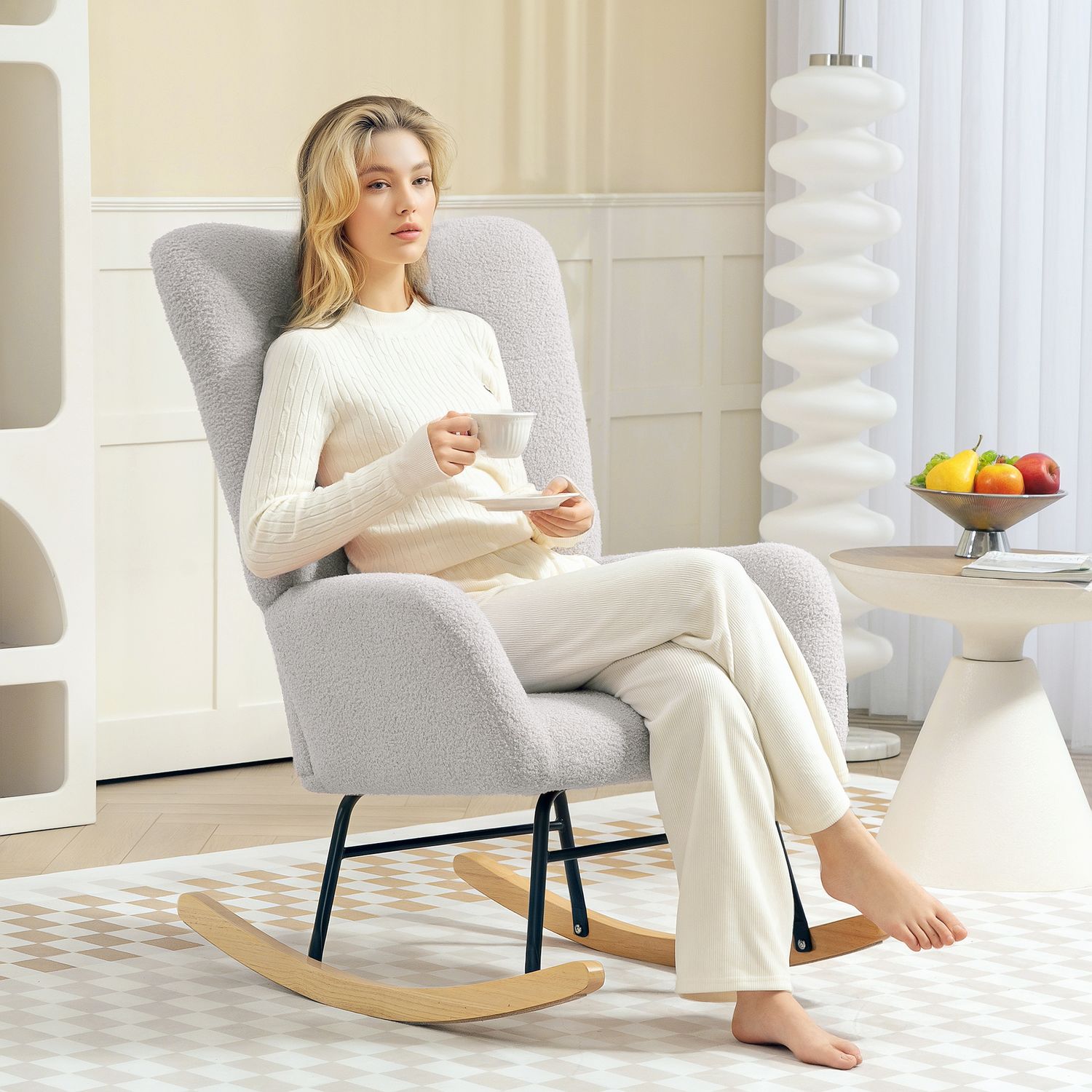 Ljusgrå sammetsgungstol – Armstöd och löpare i trä