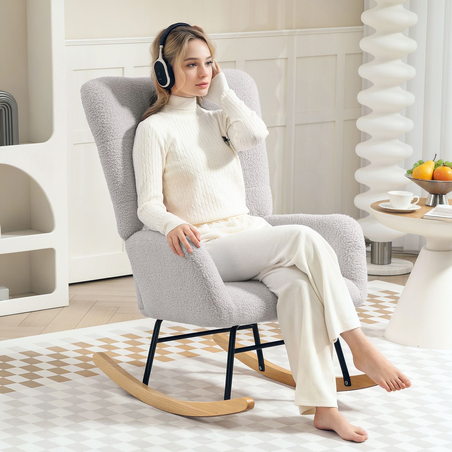 Ljusgrå sammetsgungstol – Armstöd och löpare i trä