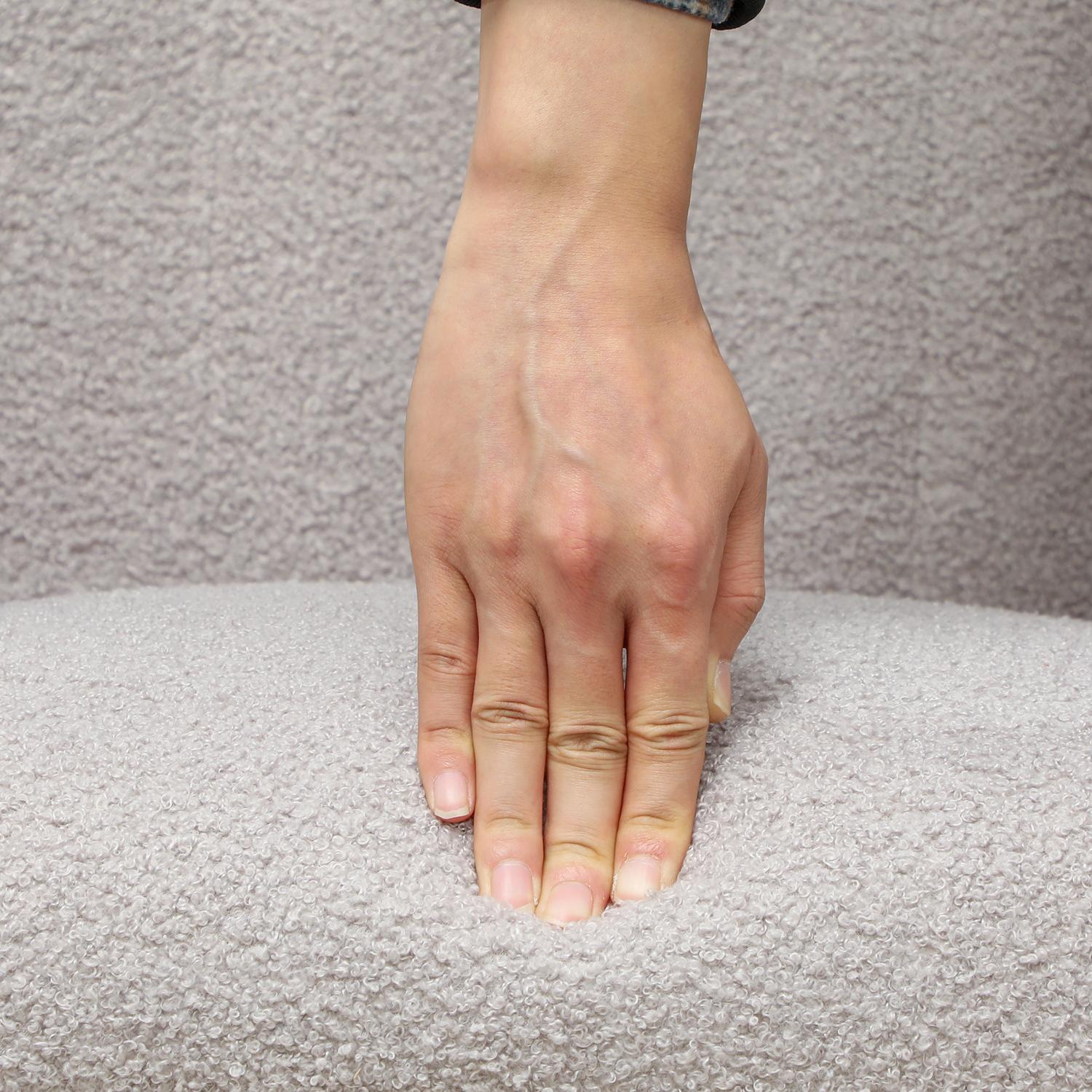 Ljusgrå sammetsgungstol – Armstöd och löpare i trä