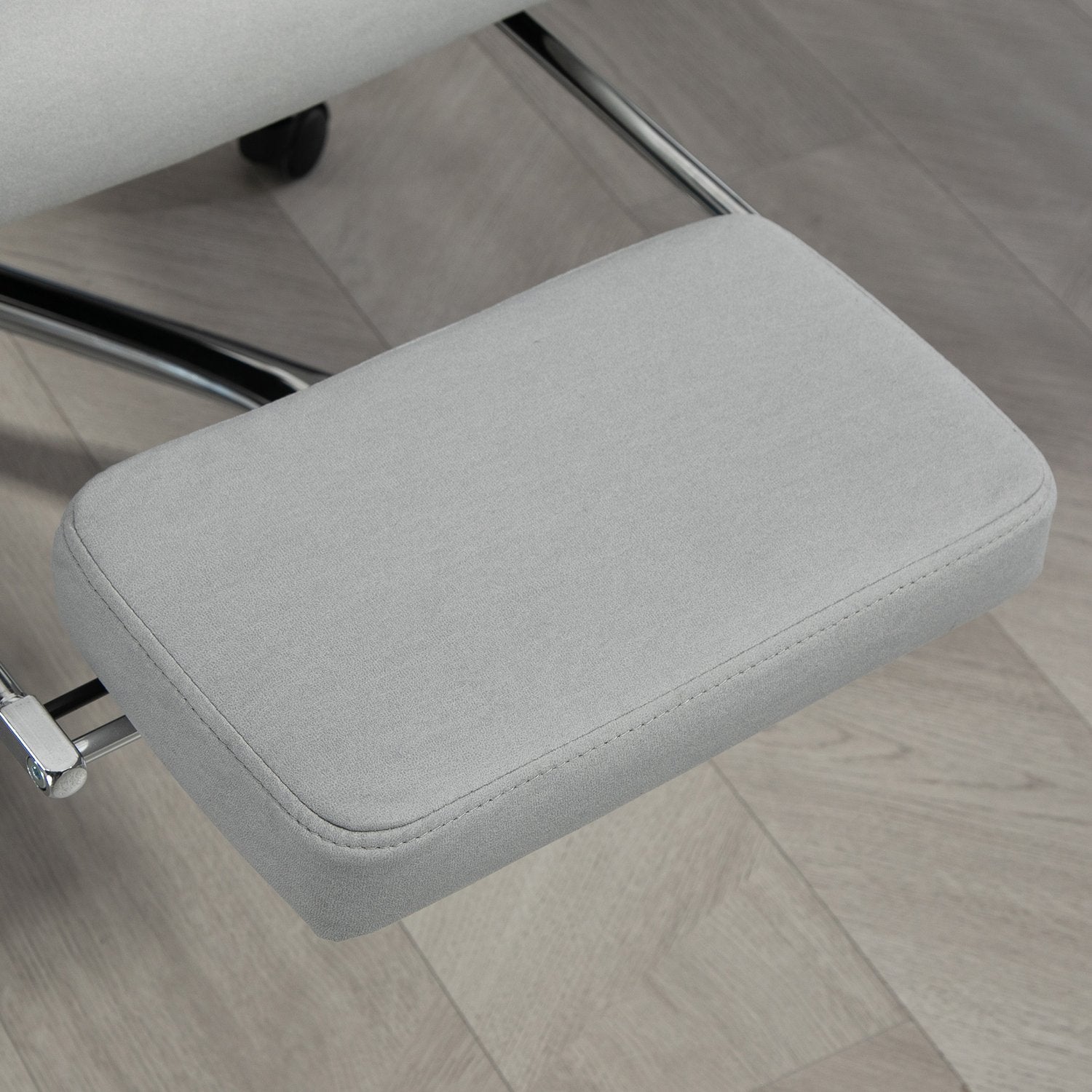 Ergonomisk liggande kontorsstol med fotstöd, ljusgrå
