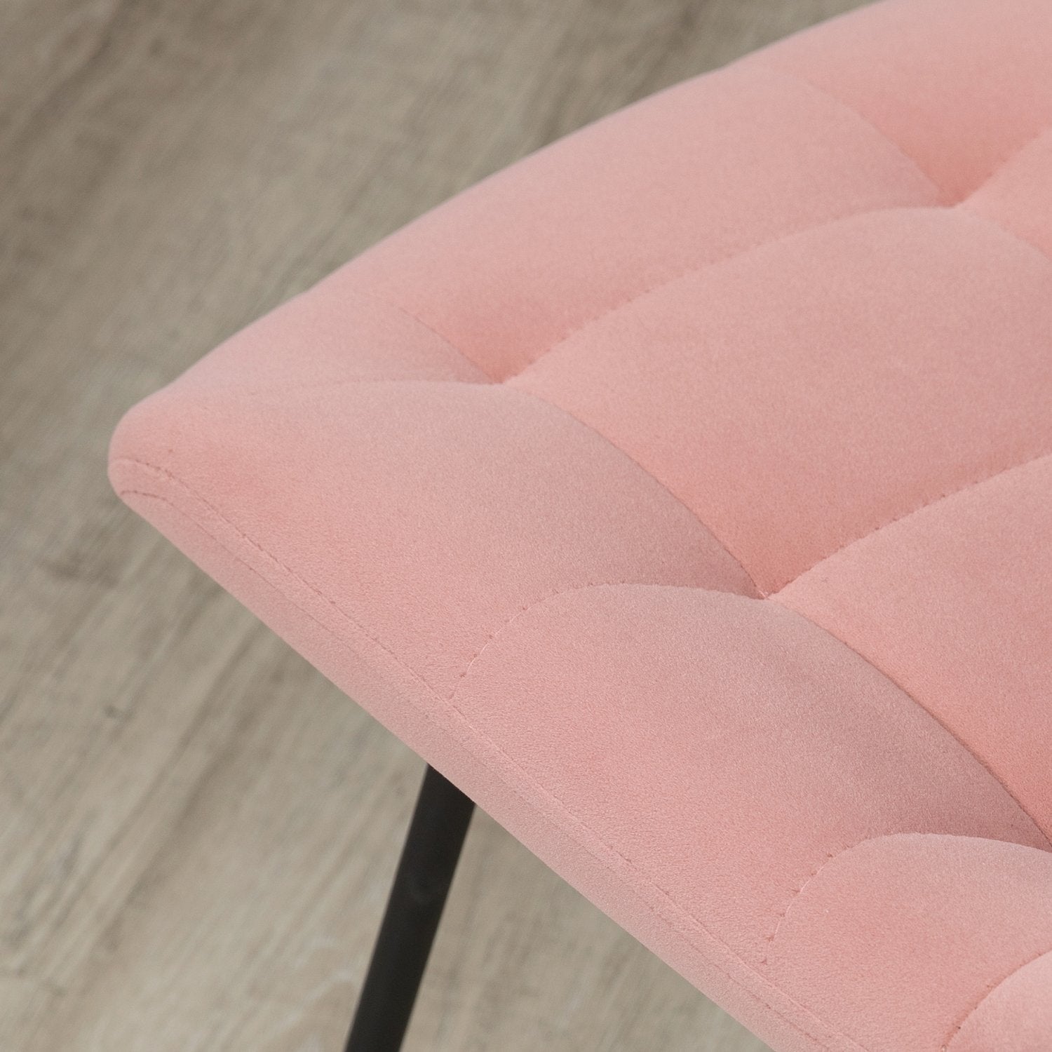 Set med 2 matstolar i sammet, rosa, retrodesign, stålben