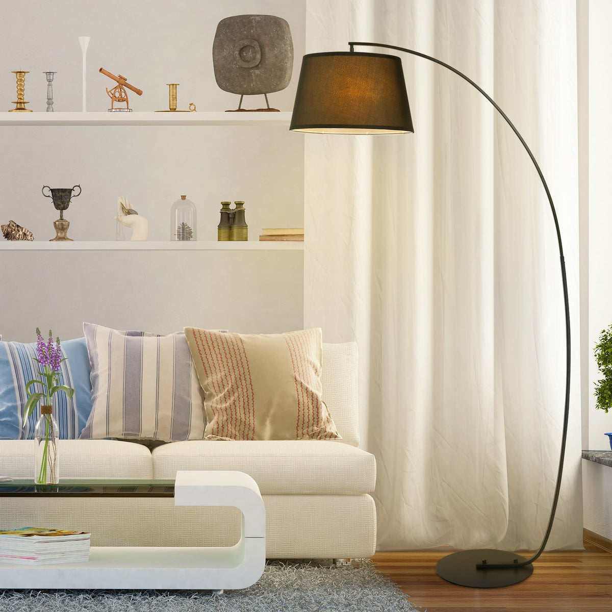 Modern metallbåggolvlampa med svart linneskärm