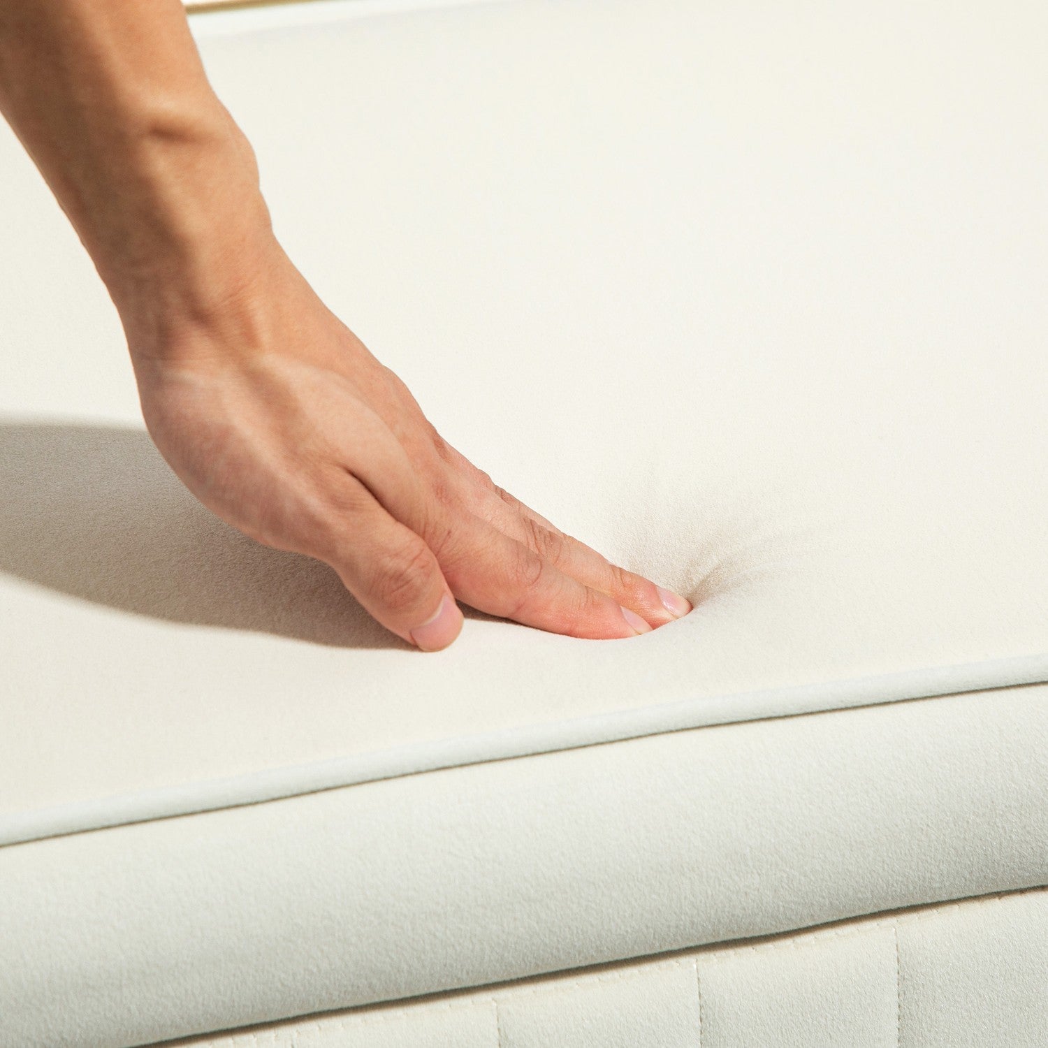 Oval förvaringsbänk med guldben, sammetsklädsel, kräm