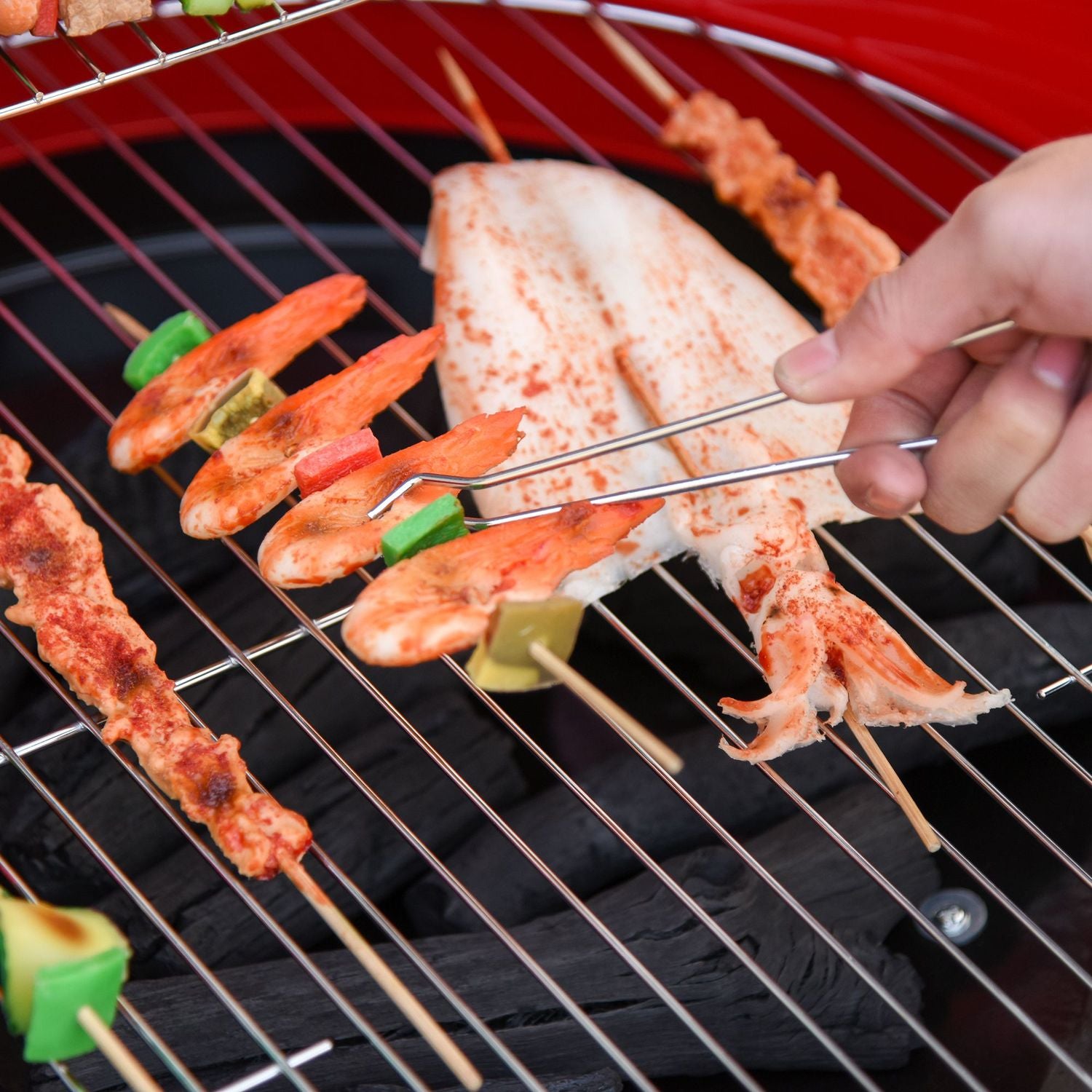 Röd metall kolgrill med hjul, 51x70x75,5cm