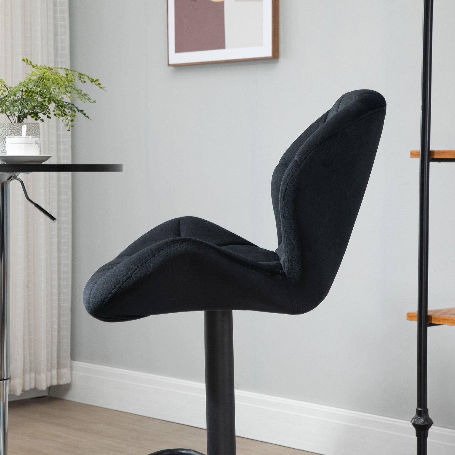 Set med 2 svarta svängbara barstolar, sammet, justerbar höjd