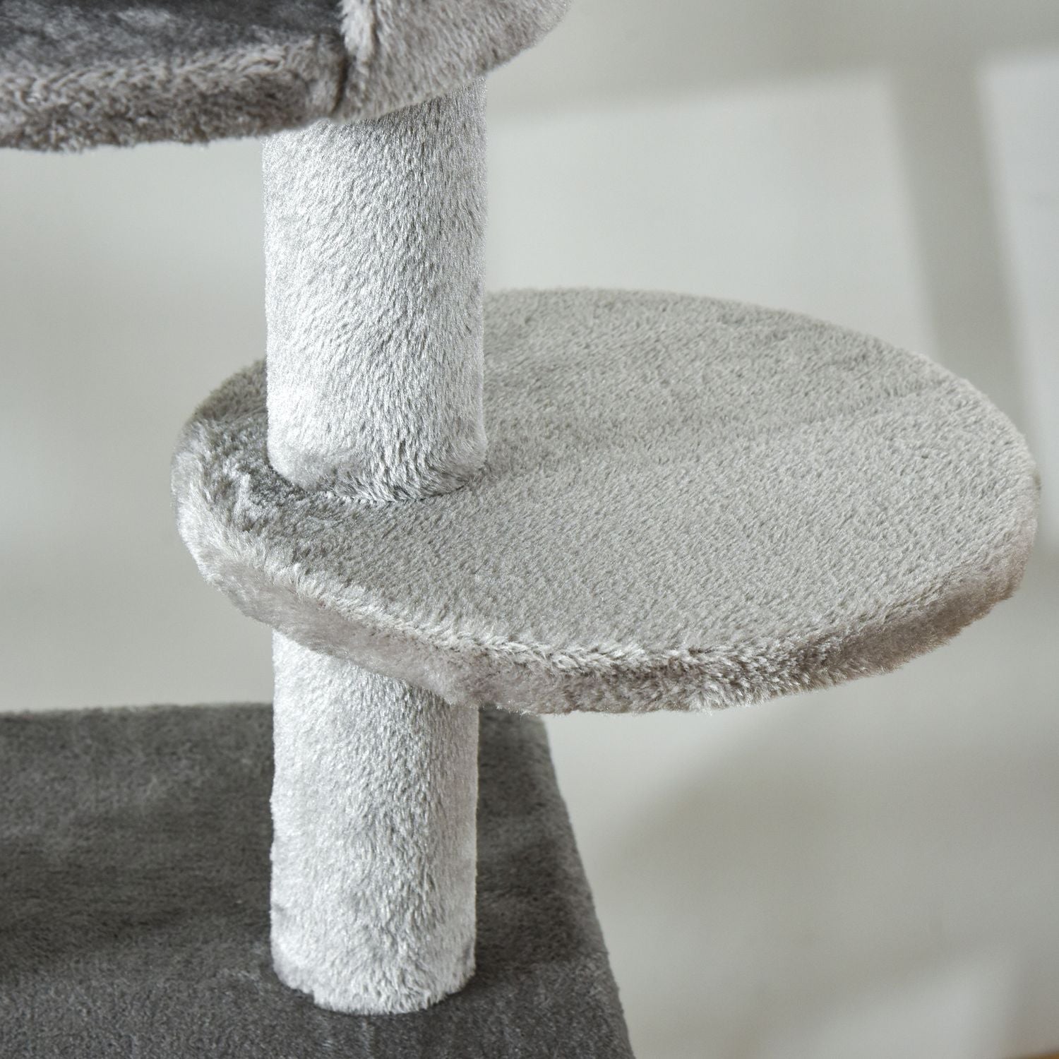 Kattträd med högt i tak med leksaker, sisalplysch, justerbar