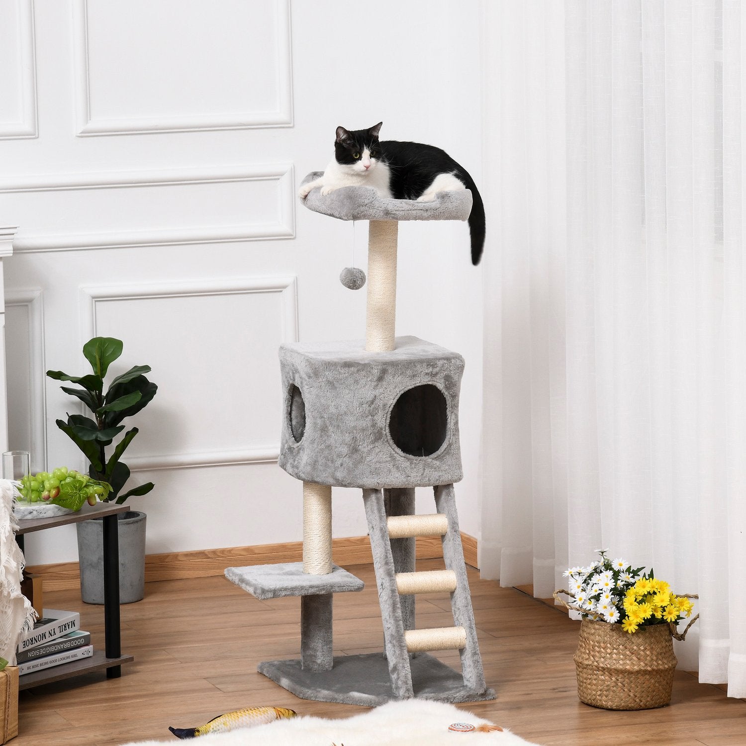 Kattträd på flera nivåer med skrapstolpe och stege, ljusgrå