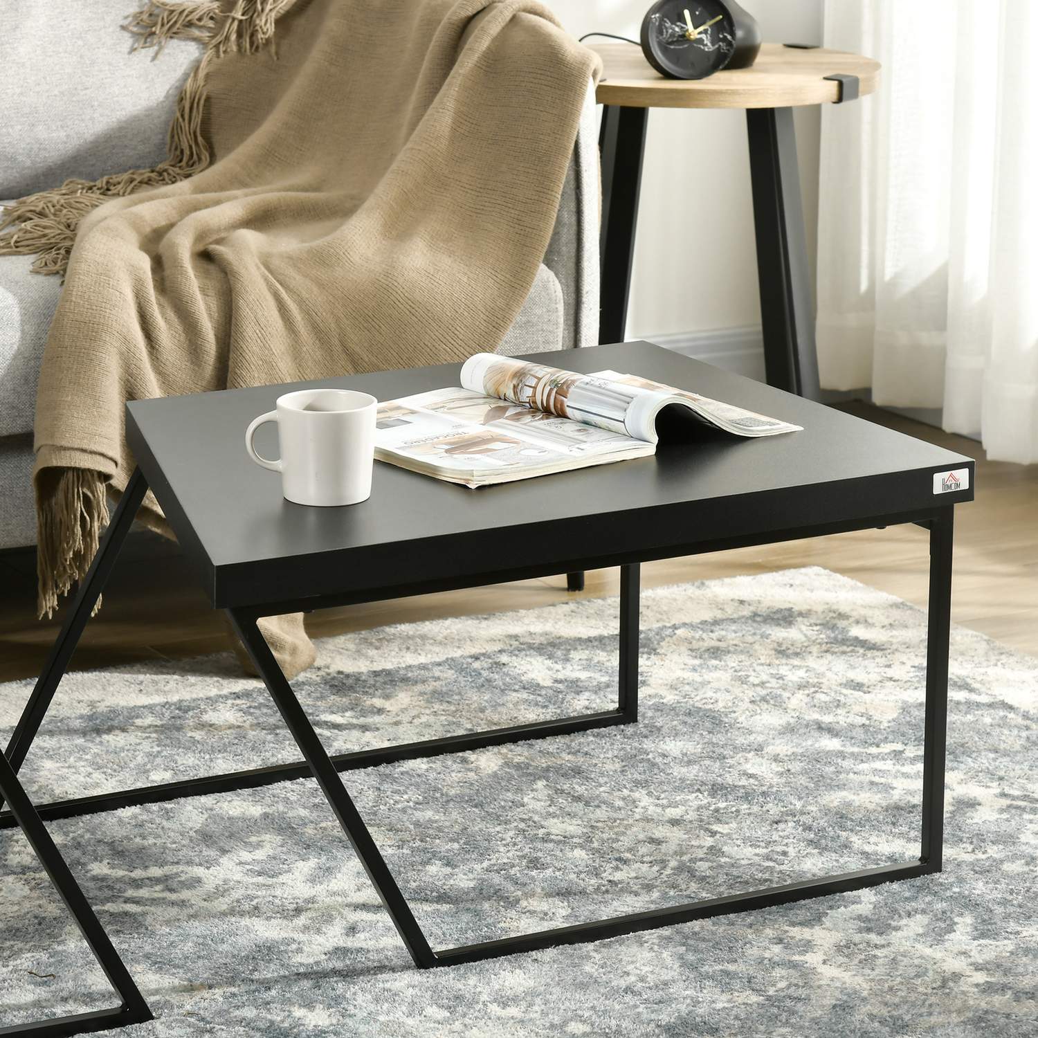 Sidobord i industriellt stål – geometrisk design, svart