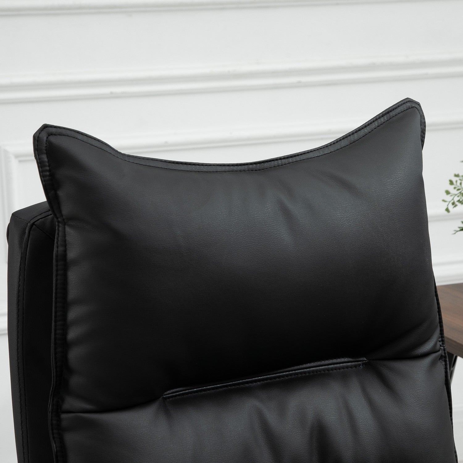 Svart kontorsstol i konstläder med justerbart fotstöd