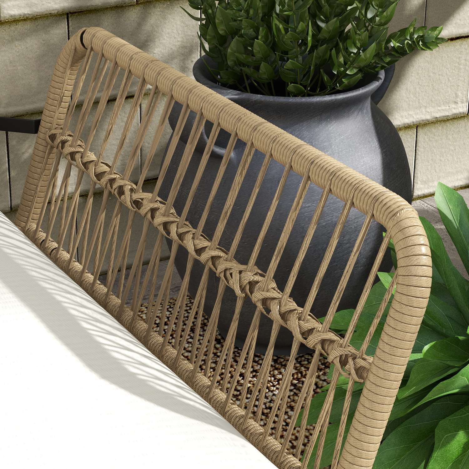 Trädgårdsmöbler i rotting med stol, bord och kuddar