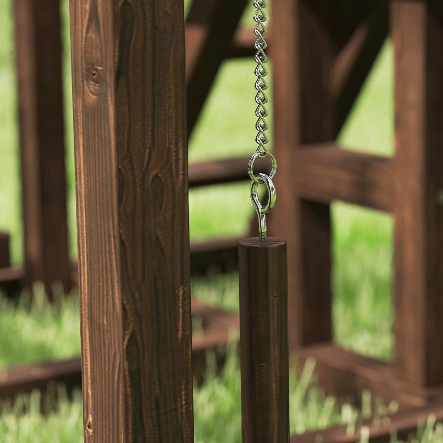 Träkycklinglekram med sittpinnar och gunga