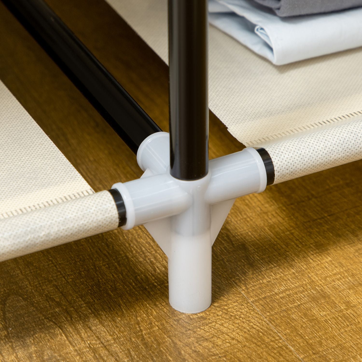 Vikbar tyggarderob – kräm, 2 skenor, 6 hyllor