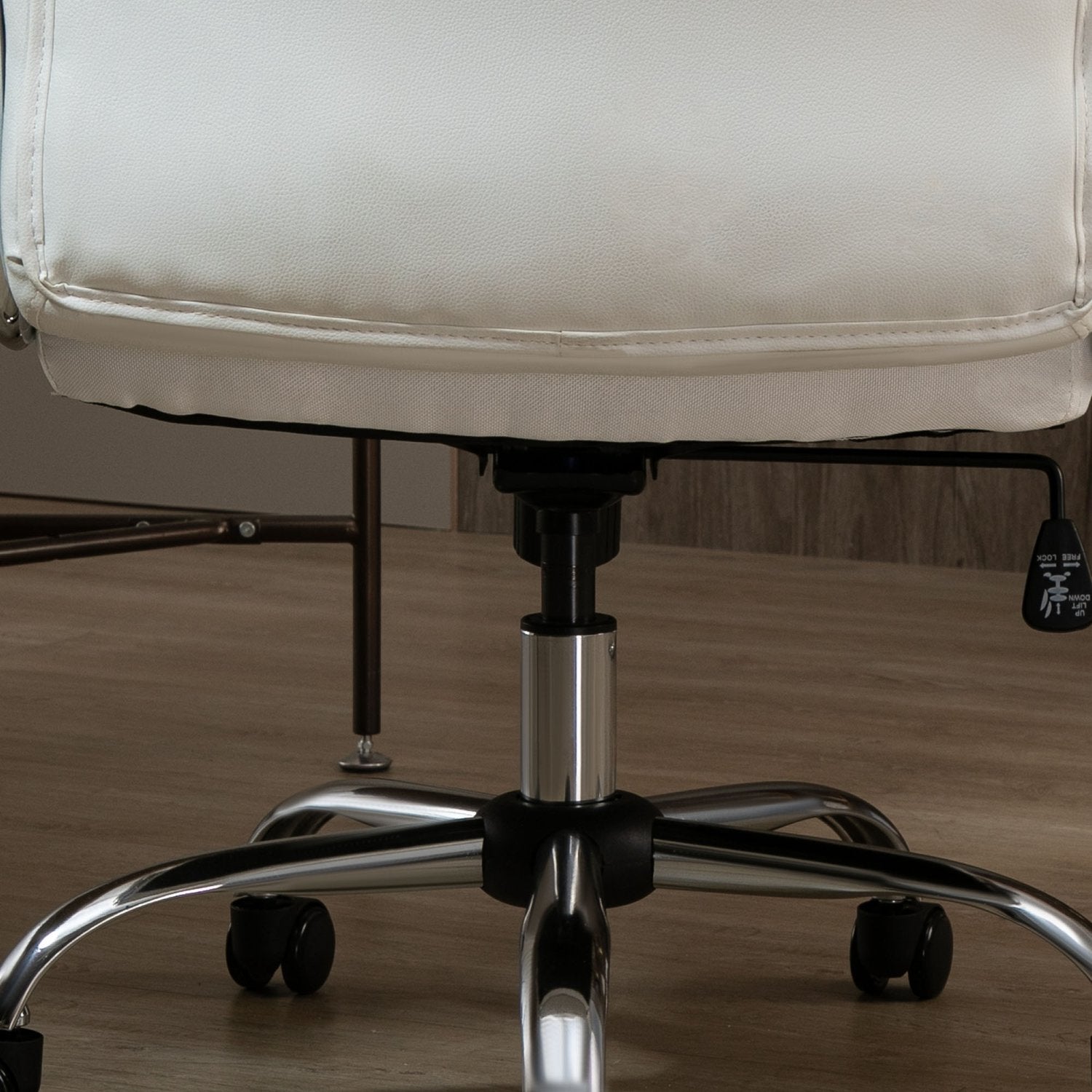 Vit ergonomisk kontorsstol – justerbar höjd, vridbar, vipp