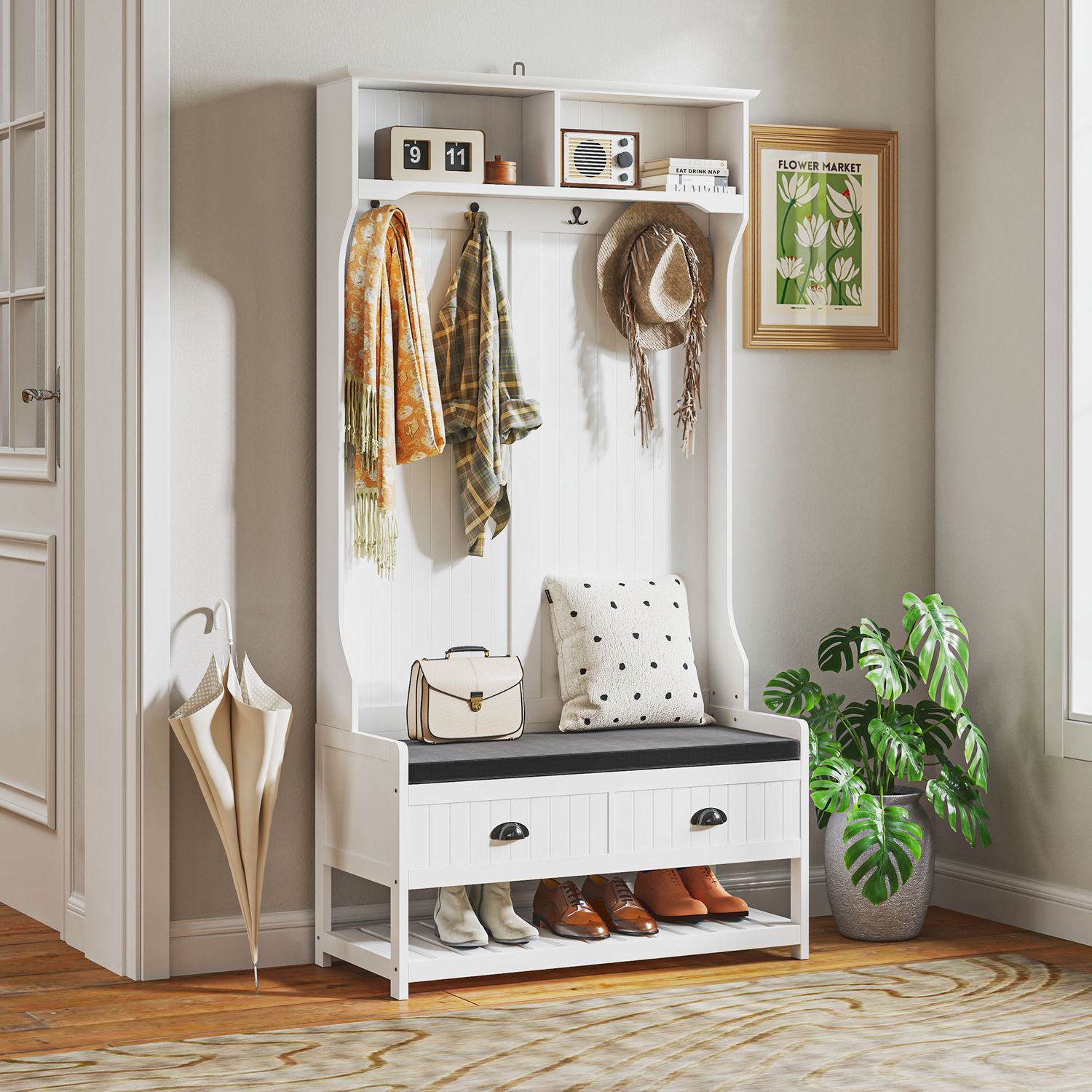 Vit klädhängare och skobänk med krokar – Entréförvaring