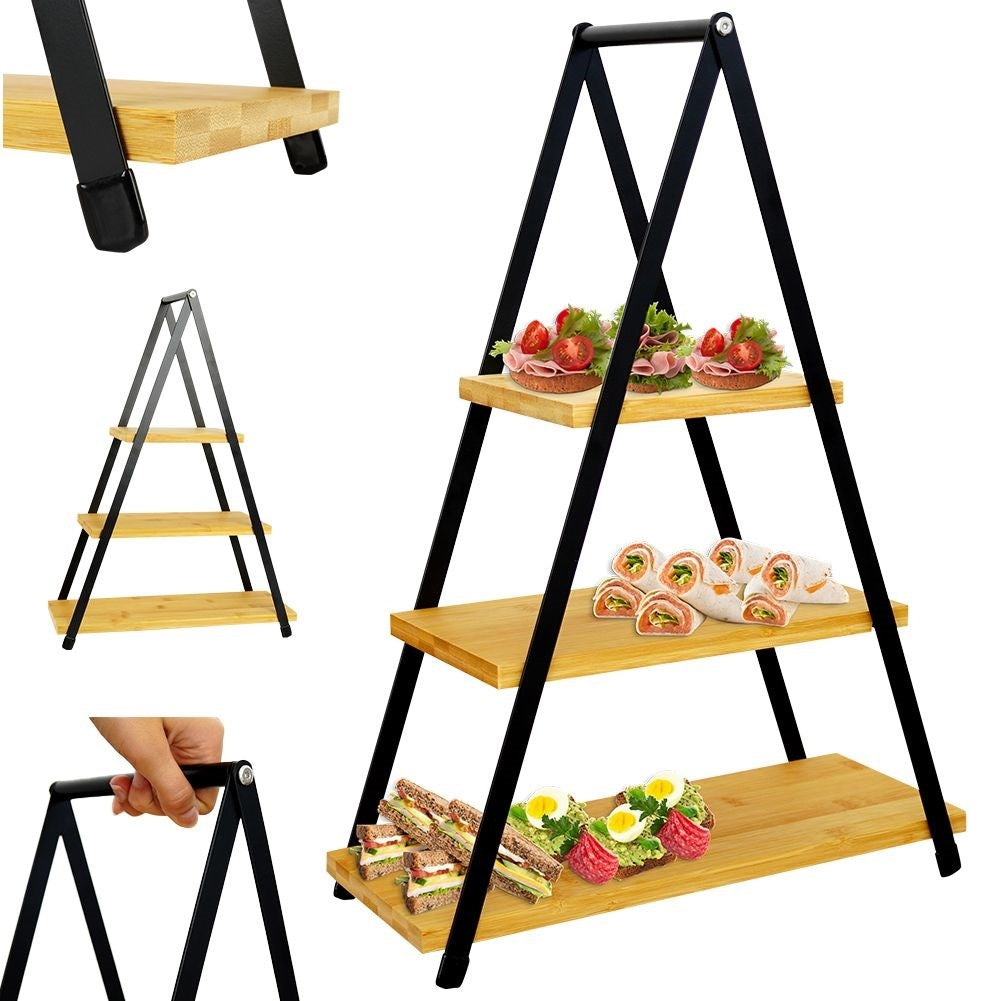Våningsfat med träbrickor för chark, ost, kakor och snacks