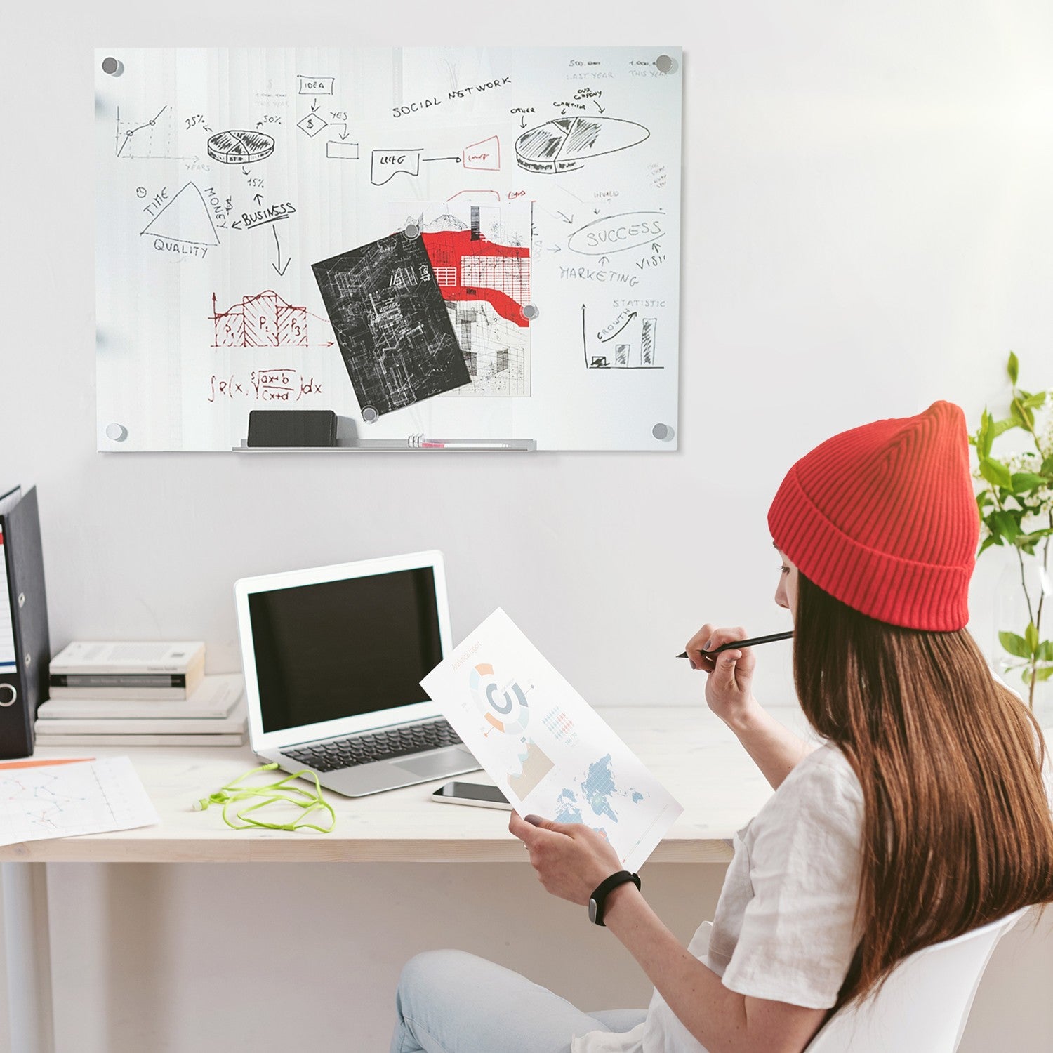 Whiteboard glastavla, staffli, hylla, 90x60Cm, 4 pennor