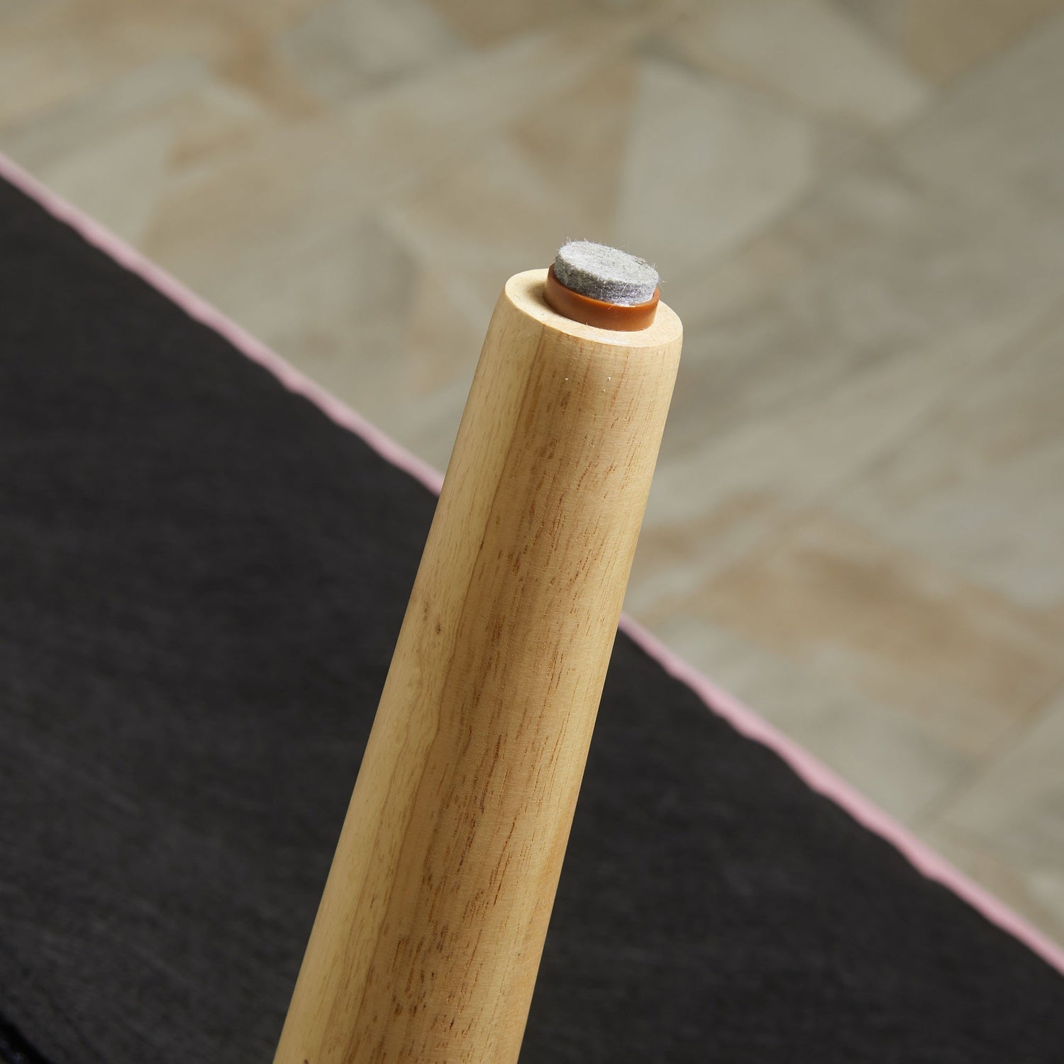 2-sits ljusgrön tygsoffa – trästomme, skumstoppning