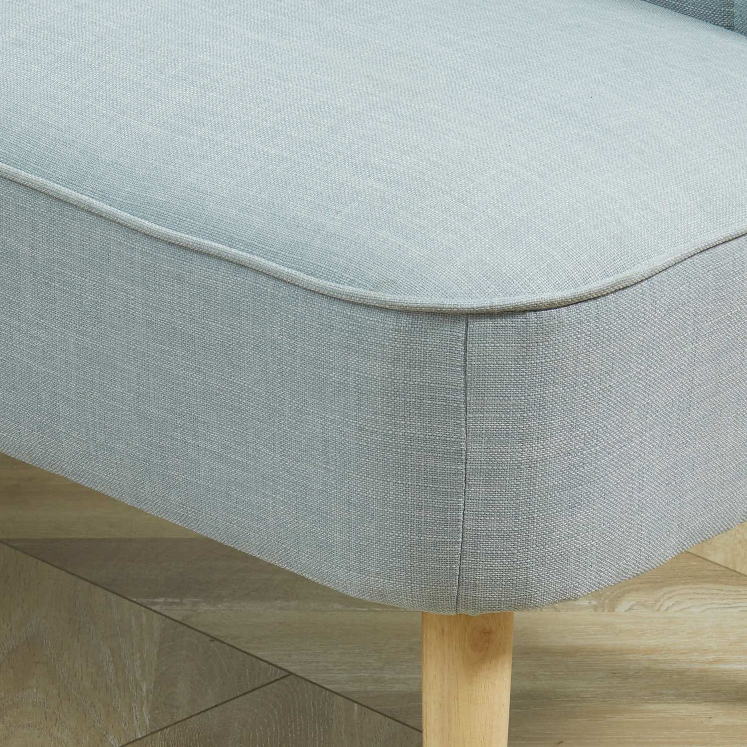 2-sits ljusgrön tygsoffa – trästomme, skumstoppning