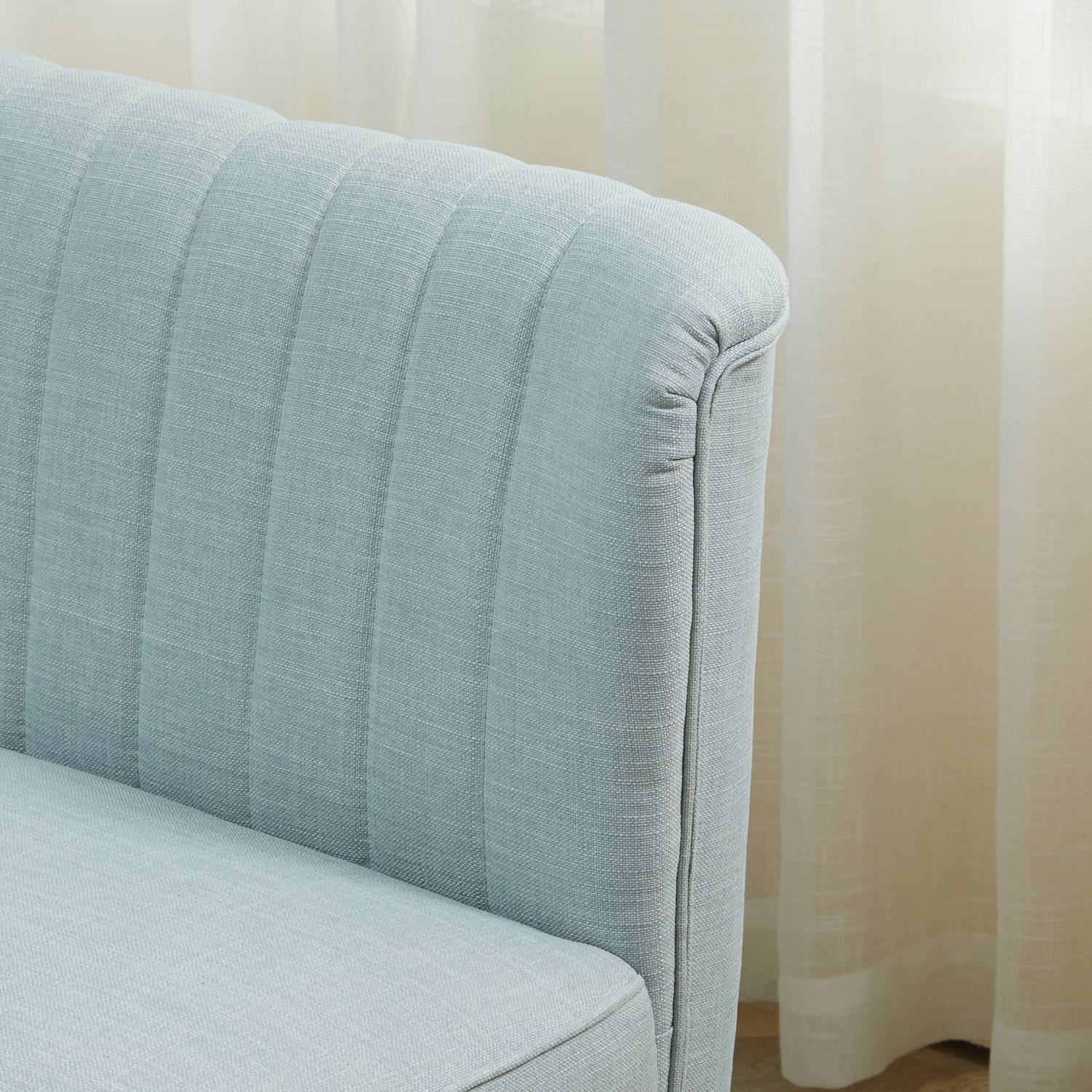 2-sits ljusgrön tygsoffa – trästomme, skumstoppning